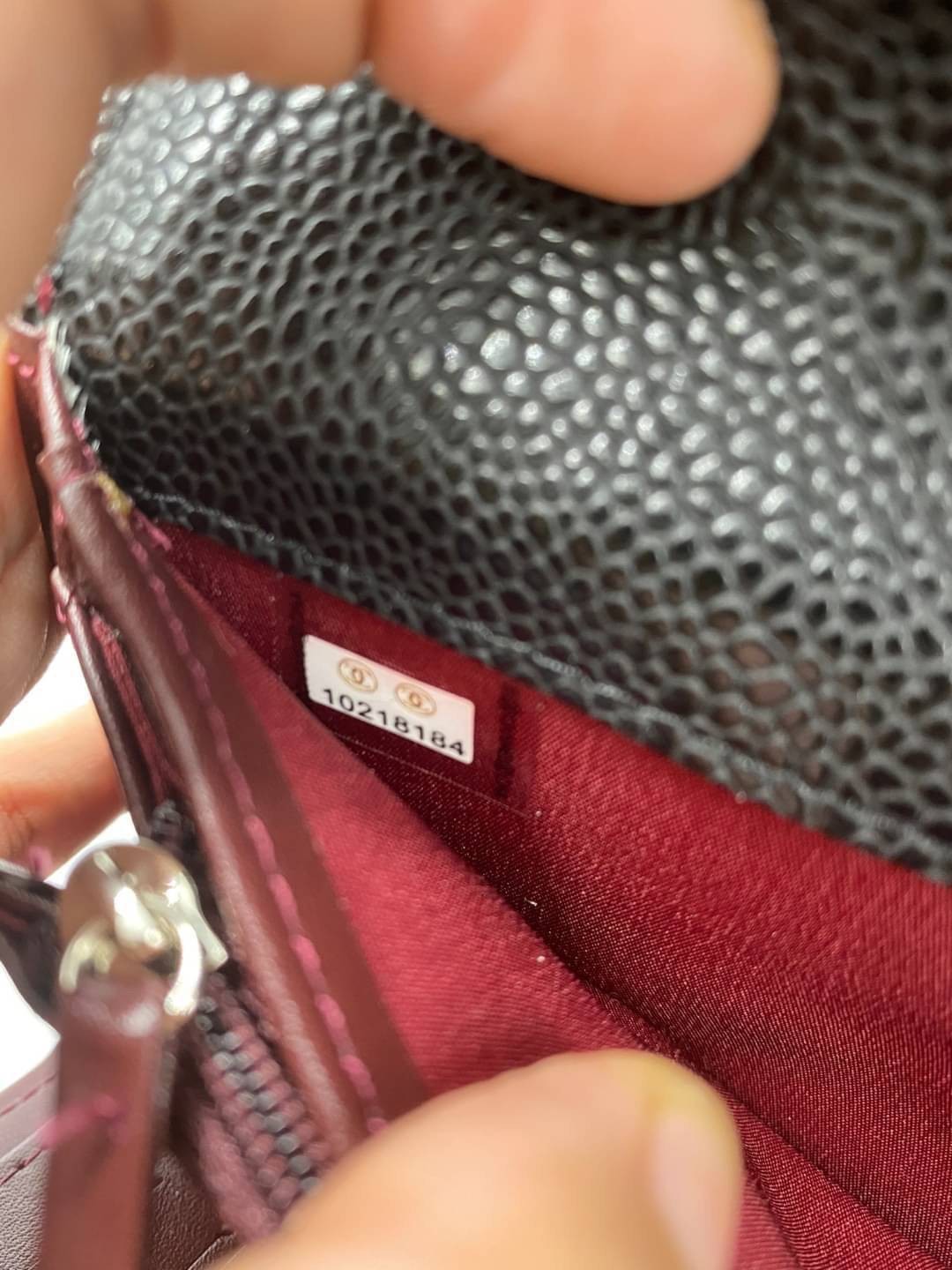 หนังแท้ CHANEL WALLET รุ่นยอดนิยมไอเท็มฮิตวัสดุหนังคาเวียร์สวยคลาสสิคเปิดปิดด้วยฝาปิดกระดุมด้านหน้ามีโลโก้แบรนด์อะไหล่ทอง/เงินสวยหรู ภายในสีแดงเบอกันดี้ มีช่องซิปด้านในเรียกว่าใบเดียวจบ เป็นใบยอดนิยมของสาวๆ เลยค่าา พร้อมส่งที่ไทยไม่ต้องรอพรีฯ สาวก Chanel 