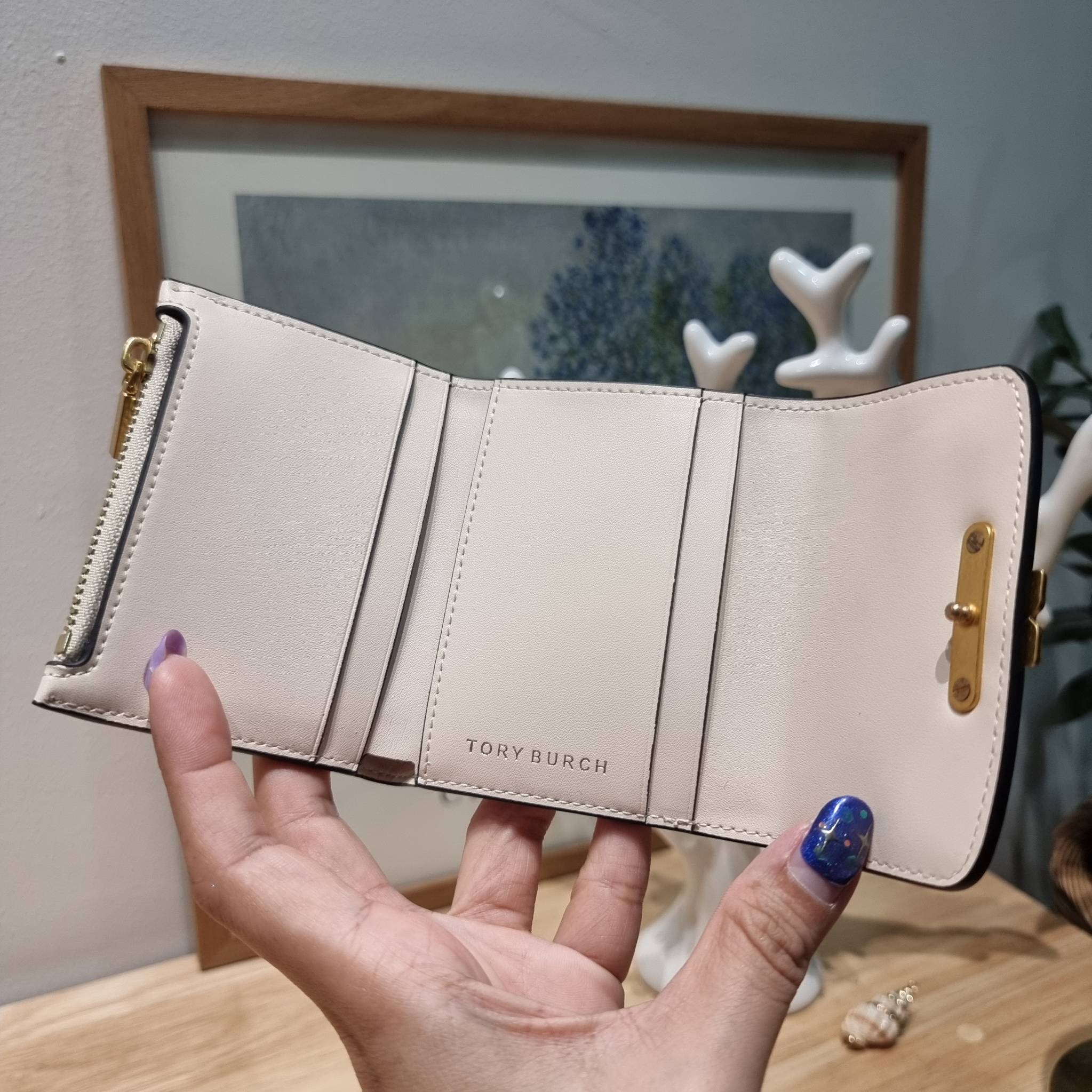 Tory wallet bag / TORY BURCH ELEANOR COMPACT WALLET กระเป๋าสตางค์ใบสั้นรุ่นขายดี แบบพับ ตัวมัมตัวแม่มากๆ ดูหรูหราทุกสี ดีไซน์คลาสสิค ขนาดกำลังพอเหมาะ โดดเด่นด้วยโลโก้สีทองดูแพง