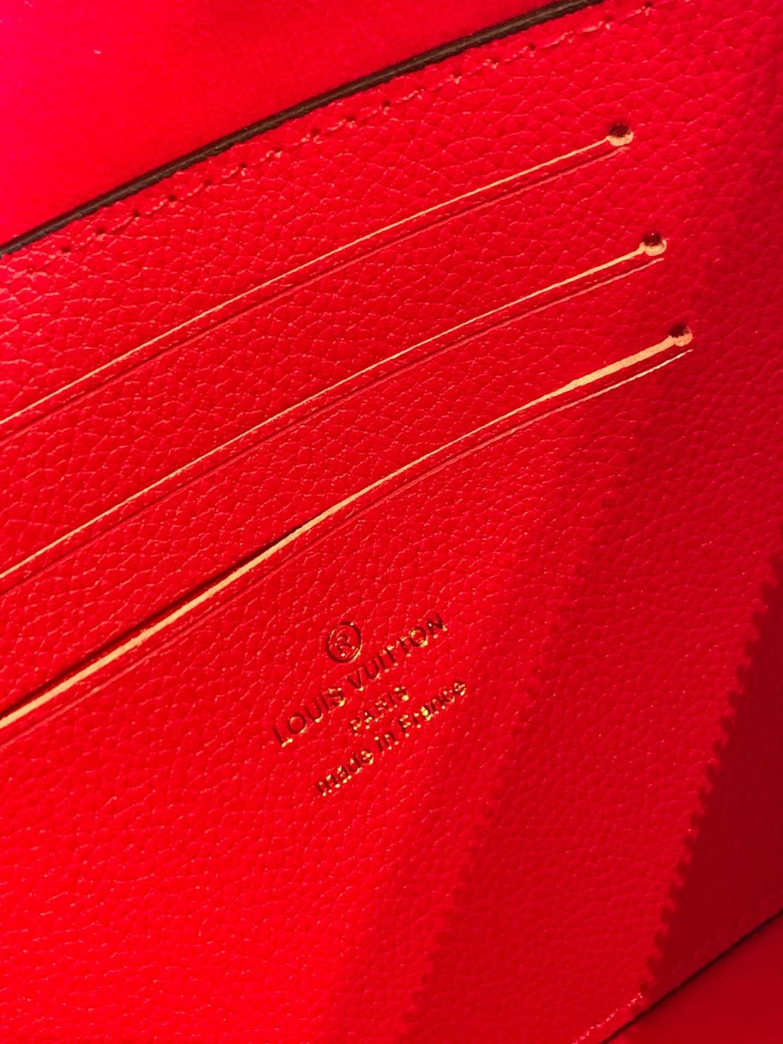 VIP 】จัดสินค้าคุณภาพมาให้สาวๆได้ใช้กันค่าา😘 Louis Vuitton Pochette Mélanie MM Monogram ใช้ขึ้นเครื่องได้เลย✈️ ✔️กระเป๋า ทรงคลัท แบบมีสายคล้องมือ ถอดออกได้หนึ่งสาย ✔️หนังแท้หนา ลายหนังพิมพ์ลายแบรนด์ได้สวยงามมากๆค่ะ