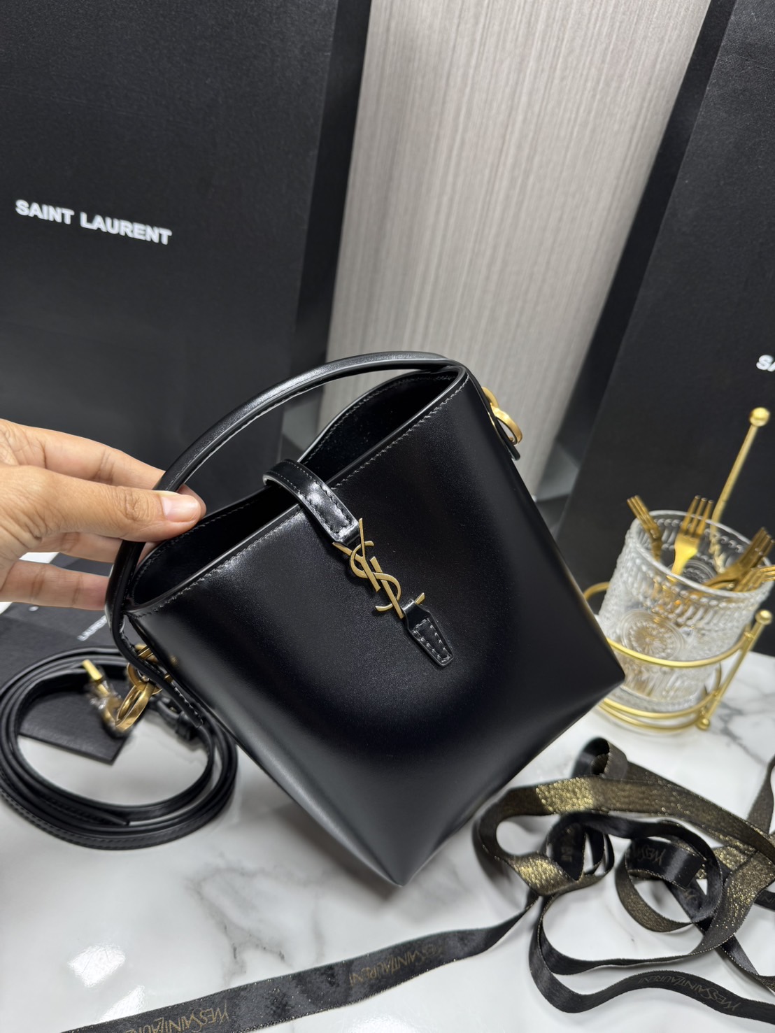 TOP ORI หนังแท้ | YSL Le 37 in shiny leather bag / YSL Bucket Bag กระเป๋าสะพายทรงทรงถัง โดดเด่นด้วยตัวปิดแบบตะขอ Cassandre พร้อมหูจับด้านบน และสายสะพายไหล่แบบปรับได้และถอดออกได้