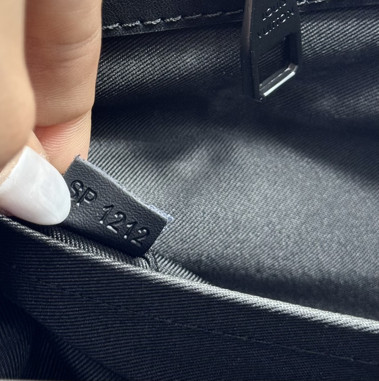 TOP ORI หนังแท้ | LV Sac Plat 24H Tote bag กระเป๋าโท้ทใบใหญ่ หนัง Taurillon ฉลุลายโมโนแกรมสวยหรูคมชัด สะท้อนความสง่างามเปี่ยมเสน่ห์สไตล์มัสคิวลีน ด้านในมีพื้นที่จุของได้มาก มีช่องแบ่งสัดส่วนด้านในไว้อย่างดี