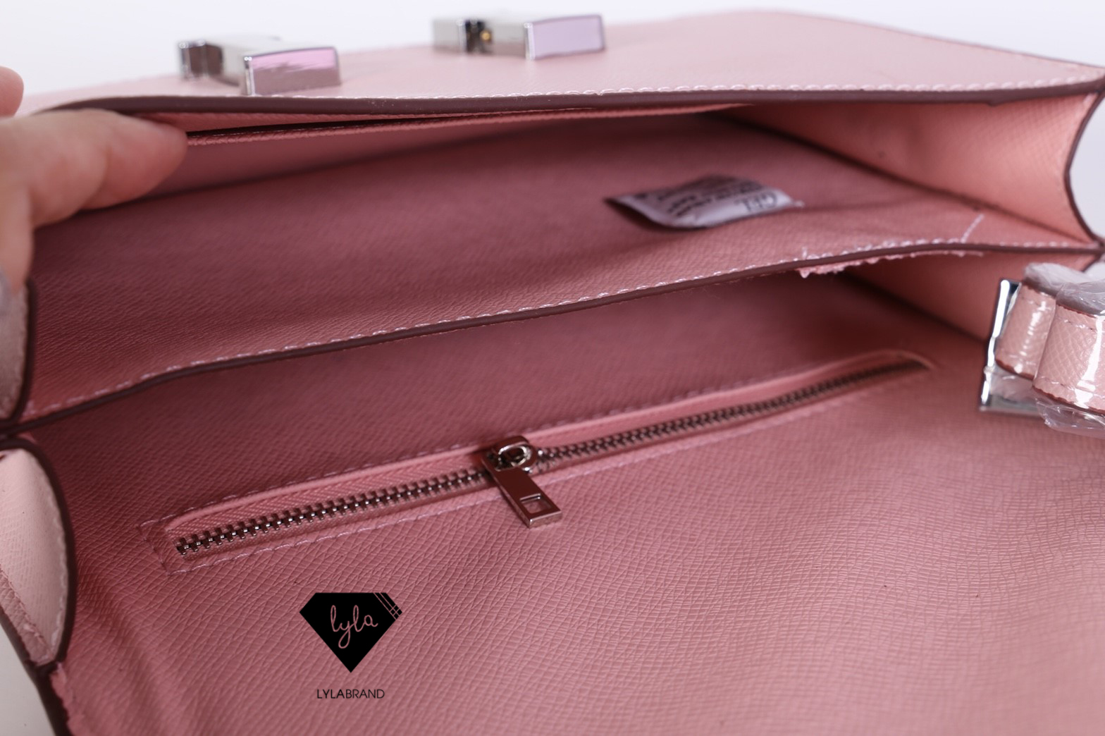 LYLABRAND🔔 Constance Size 23 Cm / Epsom ✨PU top premium นะคะ หนังดีเลอค่าน่าสอยมากกก บอกคำเดียวเลยว่าเด็ดสุด !! เหมือนหนังแท้เบอสุดค่ะคูณผู้หญิง ลูกค้าเก่าน่าจะทราบกันดีอยู่แล้วว่าคุณภาพของร้านนี้ต้องมาเป็นอันดับหนึ่งเท่านั้น อิอิ มีสายยาวส