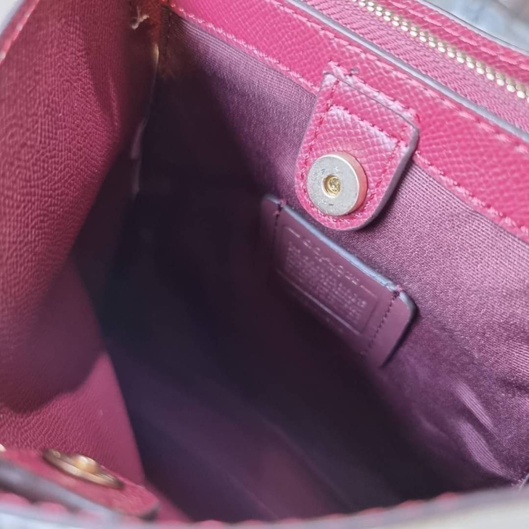 COACH 2312 SMALL TOWN BUCKET BAG IN SIGNATURE CANVAS รุ่นยอดนิยมใบเล็กมาครบสีแล้วจ้า กระเป๋าทรงบัคเก็ต สีผู้ดี๊ผู้ดี ตัวกระเป๋าดีไซน์คลาสสิคลายซี ดูโดดเด่น วัสดุหนังแคนวาสเคลือบลาย สวยคมทุกมุมจริงๆ!! เปิด-ปิดด้วยกระดุมแม่เหล็กทั้ง 2 ฝั่ง ภายในเป็นช่องโล่ง