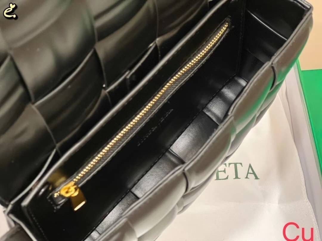 BOTTEGA VENETA PADDED CASSETTE BAG สร้างสรรค์ให้ไอเท็มนี้ดูหรู ดูแพง ใบจริงสวยมาก ใช้ได้ทั้งชายหญิง มาจำนวนจำกัด รีบตำกันน้า ไม่อยากให้พลาดเลยจ้า