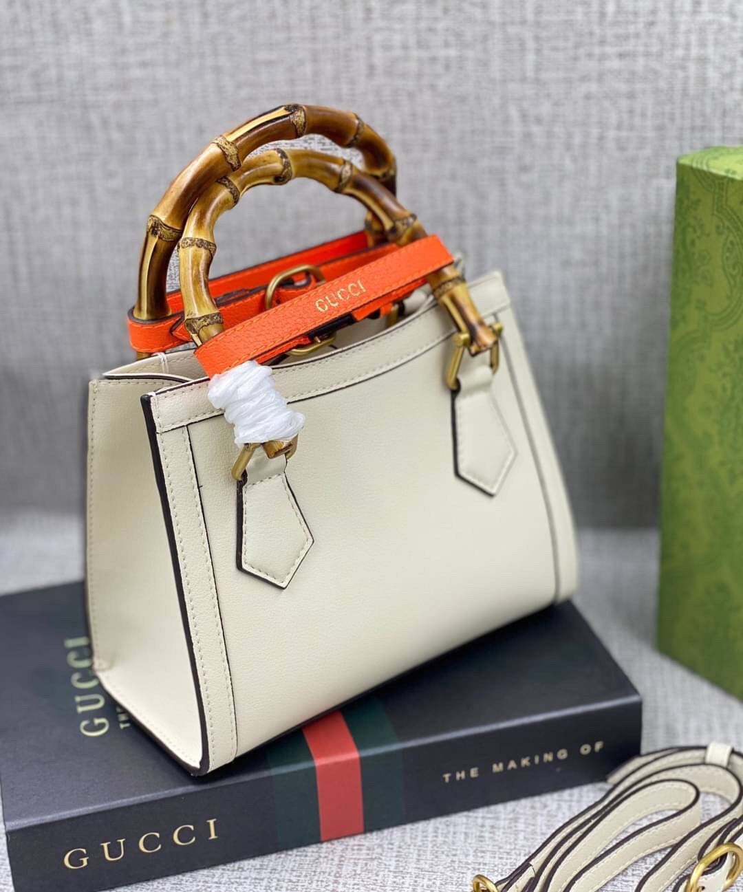 VIP GIFT 】หนังแท้ GUCCI Diana mini tote bag กระเป๋างานหูไม้ไผ่สุดคลาสสิก ดีไซน์มาใหม่พร้อมเข็ดขัดหนังสีสะท้อนแสงประดับตรงหูกระเป๋า ขนาดมินิกำลังน่ารักเลยค่ะ วัสดุหนังแท้ อะไหล่ทอง งานสวยตั้งอยู่ทรง มีสายสะพายยาว 1เส้น สามารถปรับระดับได้-ถอดได้ งานเก๋ไก๋ที