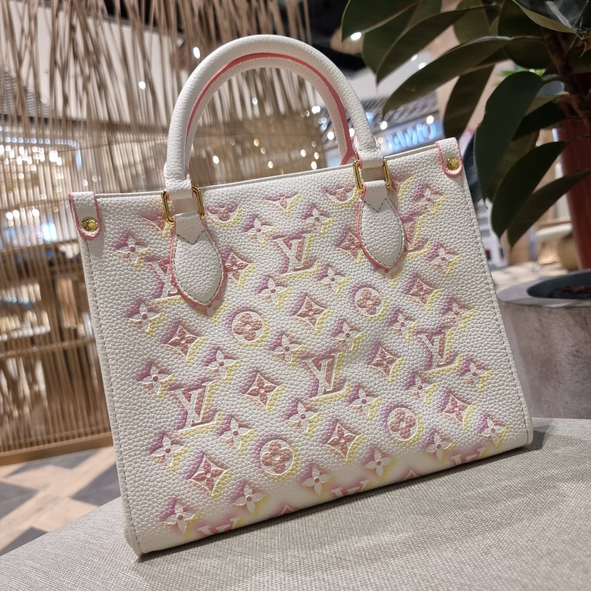 LV crossbody tote bag / LV Shopping Bag ดีไซน์ใหม่ น่ารัก ละมุน น่าใช้มาก กระเป๋าทรงโท้ทที่ใครเห็นต้องเป็นคลั่งรัก ดีไซน์คลาสสิค ผู้ดี หรูหรา โทนสีใช้งานง่าย ทุกสไตล์ วัสดุหนัง pepble มาพร้อมหูจับในตัว คล้องแขนก็ดูแพง หรือจะเกี่ยวสายครอสสะพายก็อัพลุคได้เล