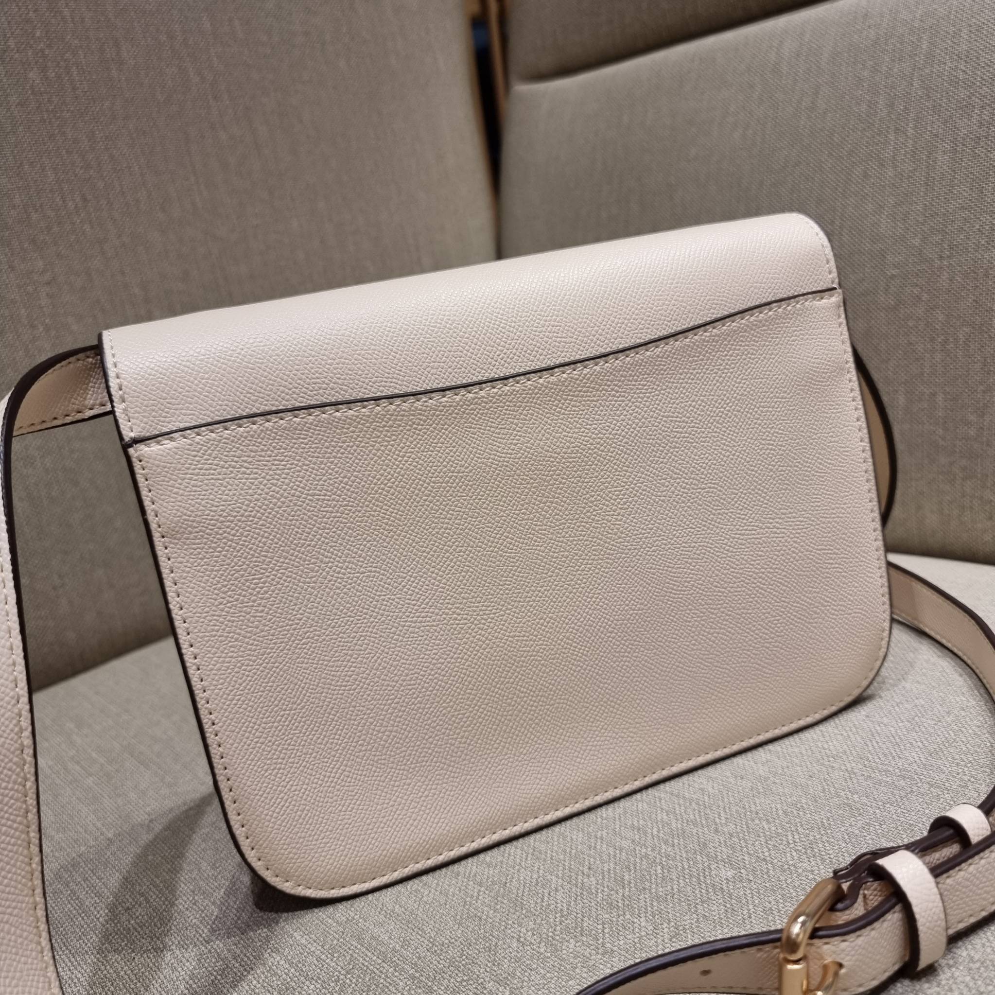 COACH C5632 BRYNN FLAP CROSSBODY แซ่บที่สุด ใหม่ที่สุด!! คอลเลคชั่นใหม่!! มองยังไงก็หลงรักละสายตาไม่ไหว กระเป๋าสะพายข้างลุคไฮน์ ที่ดีไซน์ออกมาได้ปัง และดูแพงมากๆ ด้วยดีเทลคลาสสิค รูปทรงใช้งานง่าย เรียบๆแต่มีดีเทล วัสดุหนัง crossgrain สวยคม!!! เปิด-ปิดด้วย