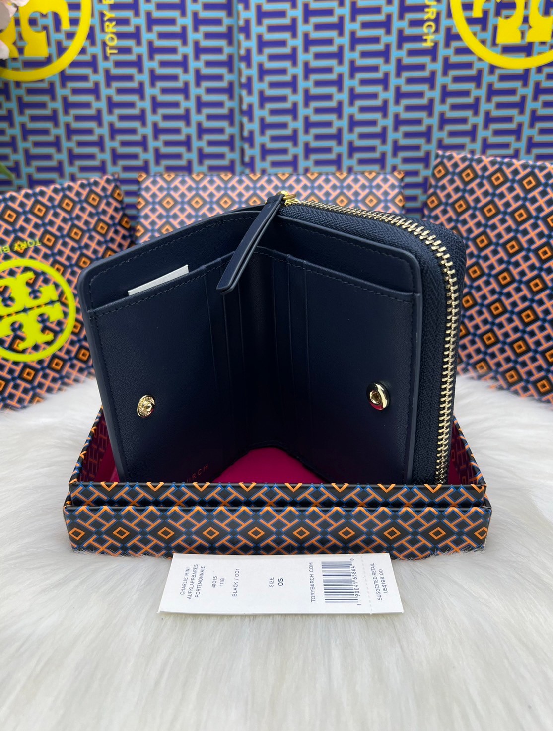 Tory Burch Charlie Mini Bi-fold Leather Wallet / Tory Wallet พร้อมส่ง กระเป๋าสตางค์ใบสั้น รุ่นใหม่ขายดี หรูหราทุกสี ดีไซน์คลาสสิค ขนาดกำลังพอเหมาะ โดดเด่นด้วยโลโก้