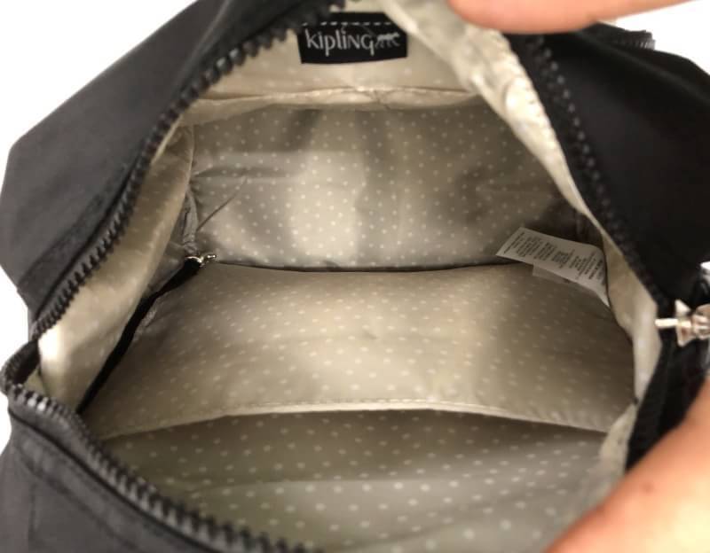 kipling mini bagpack กระเป๋าเป้ขนาดกลางกำลังดี วัสดุไนลอนกันน้ำ ปานกลาง ด้านหน้ามีช่องเล็ก โลโก้แบรนด์ มาพร้อมพวงกุญแจ ลายหินอ่อนรูปหัวใจ ช่องใหญ่เปิดปิดด้วยซิปบน ภายใน แบ่งช่องเป็นสัดส่วน มีช่องเล็ก และช่องซิปค่ะ