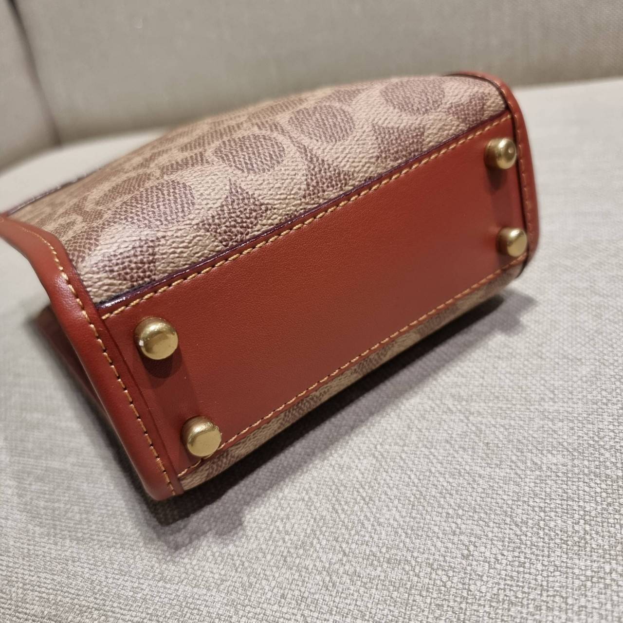 COACH C5277 MINI CASHIN TOTE IN SIGNATURE CANVAS กระป๋าสะพายข้างไซส์มินิ ไอเท็มหายาก!! ที่น่ารักที่สุด!! น่าใช้ไม่อยากวาง!! ยกให้น้องสาวใบนี้จริงๆ ดีไซน์รูปทรงโท้ทคลาสสิค วัสดุหนังแคนวาสสลับหนังแท้ มีหูจับในตัวและสายสะพายข้าง ปากกระเป๋ามีสายหนังแถบแม่เหล็