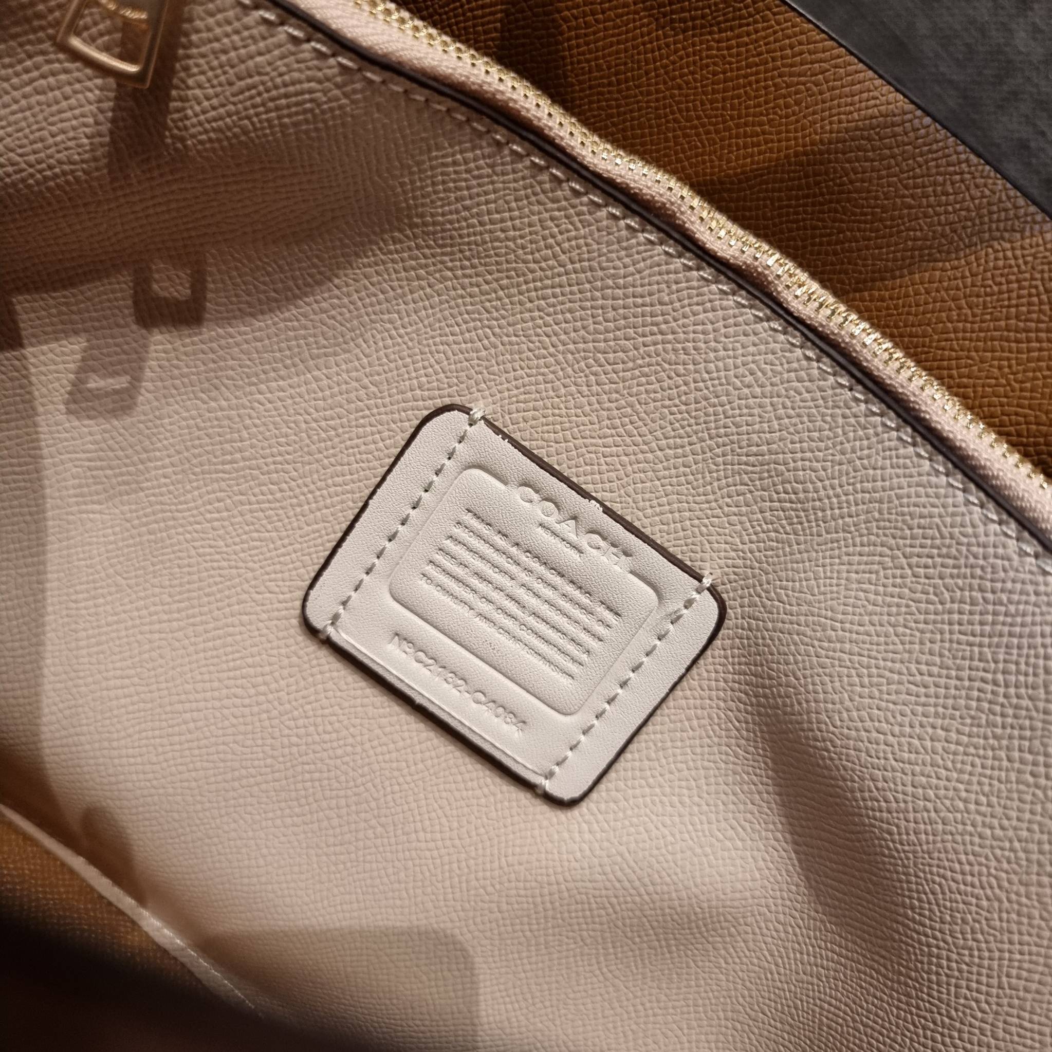 COACH C4084 MOLLIE TOTE 25 WITH SPACED WILDFLOWER PRINT ดีไซน์ใหม่ล่าสุด กระเป๋าโท้ทไซส์เล็กที่สาวๆต่างก็ต้องปักใจรัก รอบนี้น้องถูกเติมแต่งลวดลายดอกไม้ เพิ่มดีเทลความน่าใช้ไปอีก วัสดุหนัง pepble เรียบหรูดูดีม้าก!! ภายในโล่งกว้าง มีช่องซิปกลางใส่ของได้ ขนา