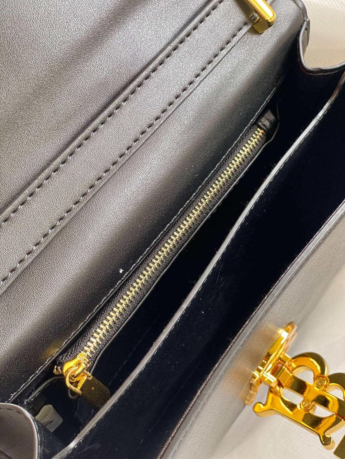 BURBERRY FRAGRANCES CROSSBODY BAG VIP GIFT WITH PURCHASE (GWP) กระเป๋าสะพายพรีเมี่ยมกิ๊ฟ Limited Edition จากน้ำหอม BURBERRY DUTY FREE วัสดุ Calfskin หนังเรียบสวยอยู่ทรงดีไซน์ยอดนิยมประดับโลโก้แบรนด์ทองด้านหน้า เปิดปิดด้วยฝาปิดสัญลักษณ์ตัวB ภายในมีช่องแบ่ง