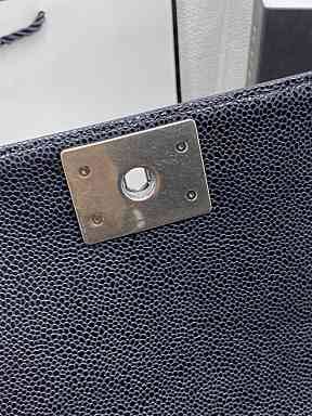 หนังแท้ CHANEL BOY 10" หนังคาเวียร์ อะไหล่เงิน/ทอง พร้อมส่งที่ไทย หนังลูกวัวแท้ อะไหล่โลหะสีรูทีเนียม สวยคลาสสิกทุกยุคสมัย เกรดออริจินอล 1:1 ภาพสินค้าถ่ายจากงานขายจริง ใช้งานต่างประเทศได้