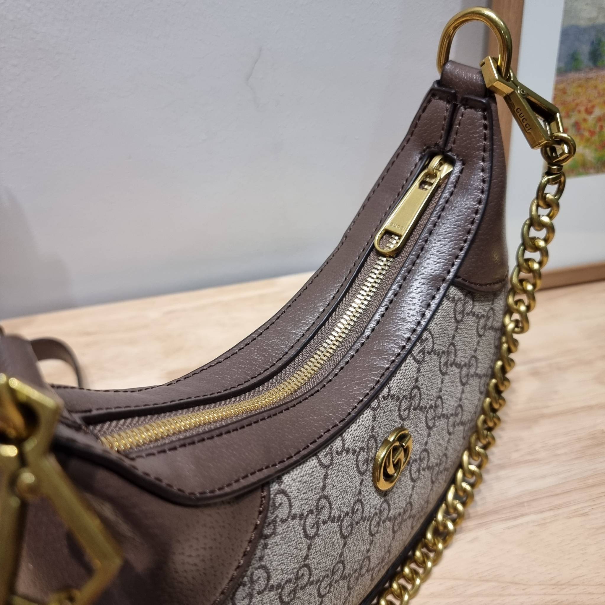 GUCCI Aphrodite small shoulder bag / GC crossbody pouch bag กระเป๋าสะพายทรงคลาสสิค ดีไซน์ย้อนยุคผสานความโมเดิร์นด้วยรูปทรงพอช ที่ใช้งานได้ทุกสไตล์ วัสดุหนังแคนวาส ทนทาน ภายในกระเป๋าเป็นช่องโล่ง สายสะพายมีลูกเล่นหลากหลาย มีให้ทั้งแบบโซ่คล้องไหล่ สายหนังที่