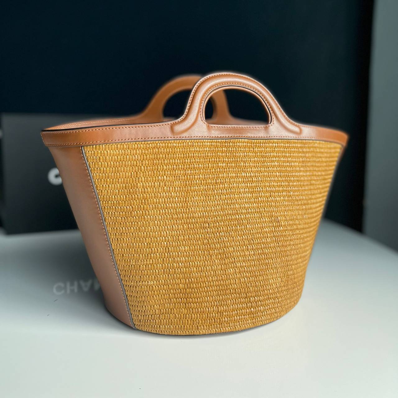 หนังแท้ MARNI TROPICALIA BUCKLE BAG / MARNI BUCKET SUMMER กระเป๋าทรงบัคเก็ต เป็นรุ่นที่หายากเย็นเหลือเกิน ใช้งานง่ายขนาดใหญ่จุของได้เยอะ พร้อมสายสะพายยาว ราคาดีมาก ทำจากหนังแท้เกรดออริจินอล เนื้องานละเอียดปราณีต ภาพสินค้าถ่ายจากงานขายจริง ใช้งานต่างประเทศ