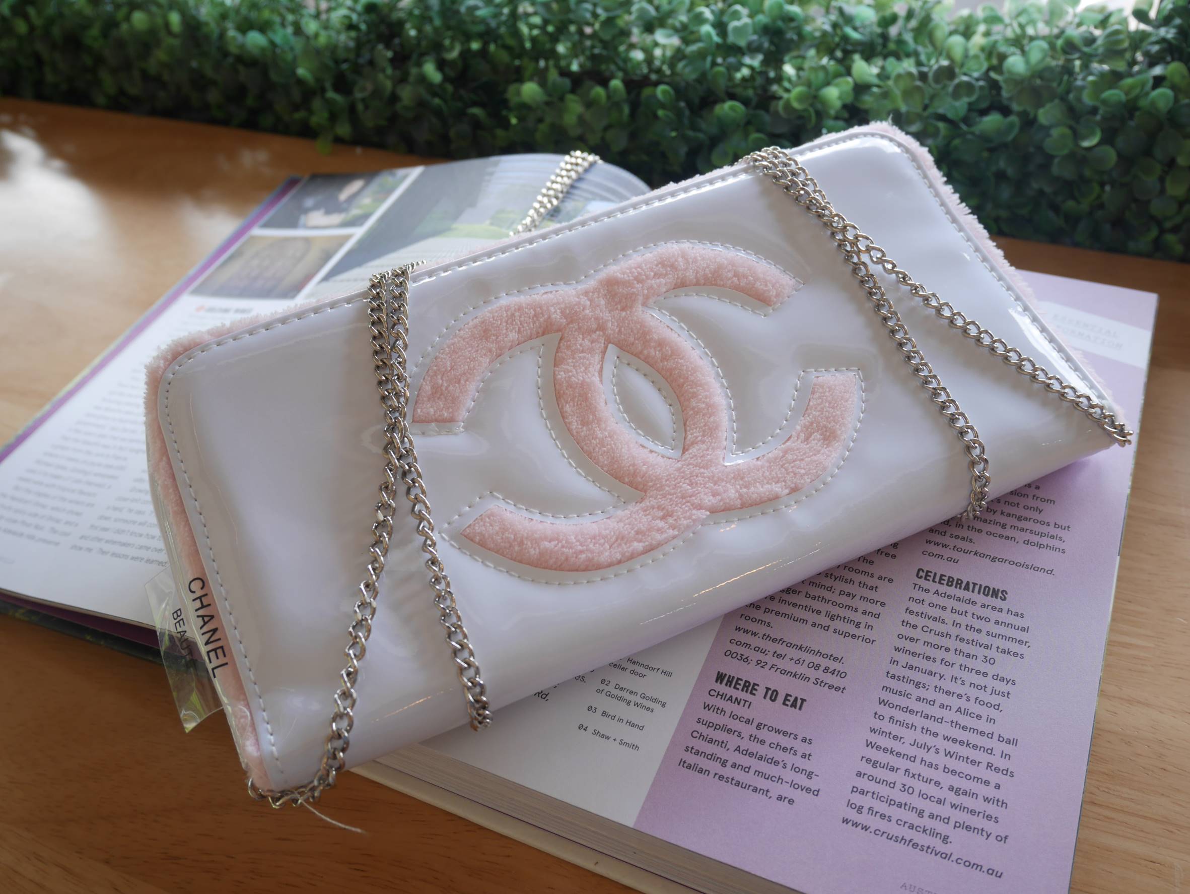 Best sellerแห่งปี! ต้องกดเลิฟให้ใบนี้เลย กระเป๋าclutch & shoulder bag งานพรีเมี่ยมกิ้ฟ จากเคาเตอร์ต่างประเทศ จากแบรนด์ Chanel เป็นกระเป๋าหนังแก้วเงา สวยหรู ตามแบบฉบับของแบรนด์เลย ตัวกระเป๋าขนาดกำลังดี ใส่มือถือได้ทุกรุ่น สามารถเก็บสายถือเป็นคลัชออกงานได้ค