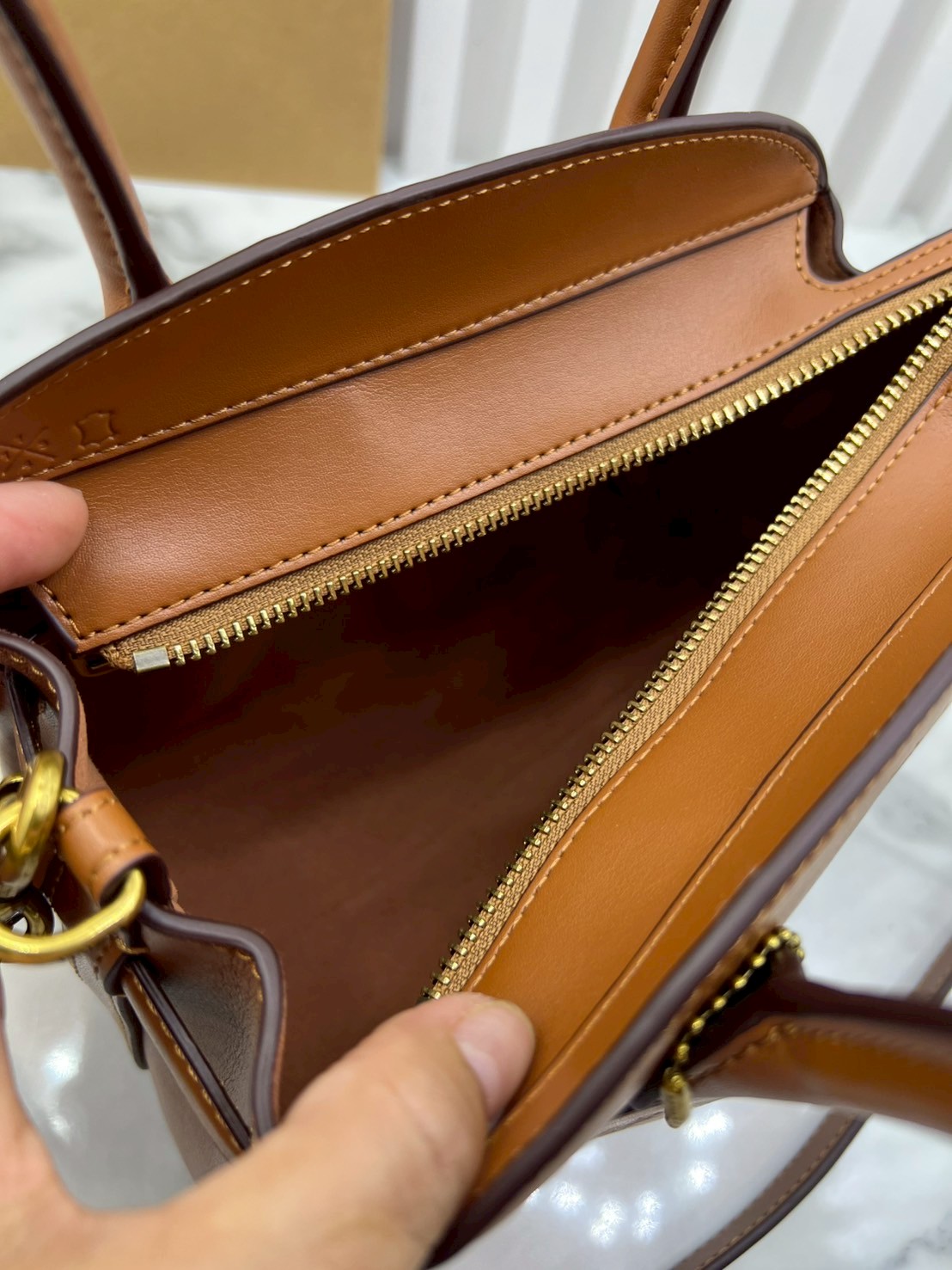 ORI หนังแท้ | Coach Soft Empire Carryall Bag 28 กระเป๋าสะพายทรงโฮโบ รุ่นใหม่ล่าสุด ดีไซน์เรียบง่าย สะพายไปคาเฟ่ ไปเที่ยวถ่ายรูปสวยๆ คือเหมาะสุดๆ หูสะพายยาว พอดีไหล่ ภายในแบ่งสัดส่วนไว้ดี ใบจริงหนังสวยมากๆ