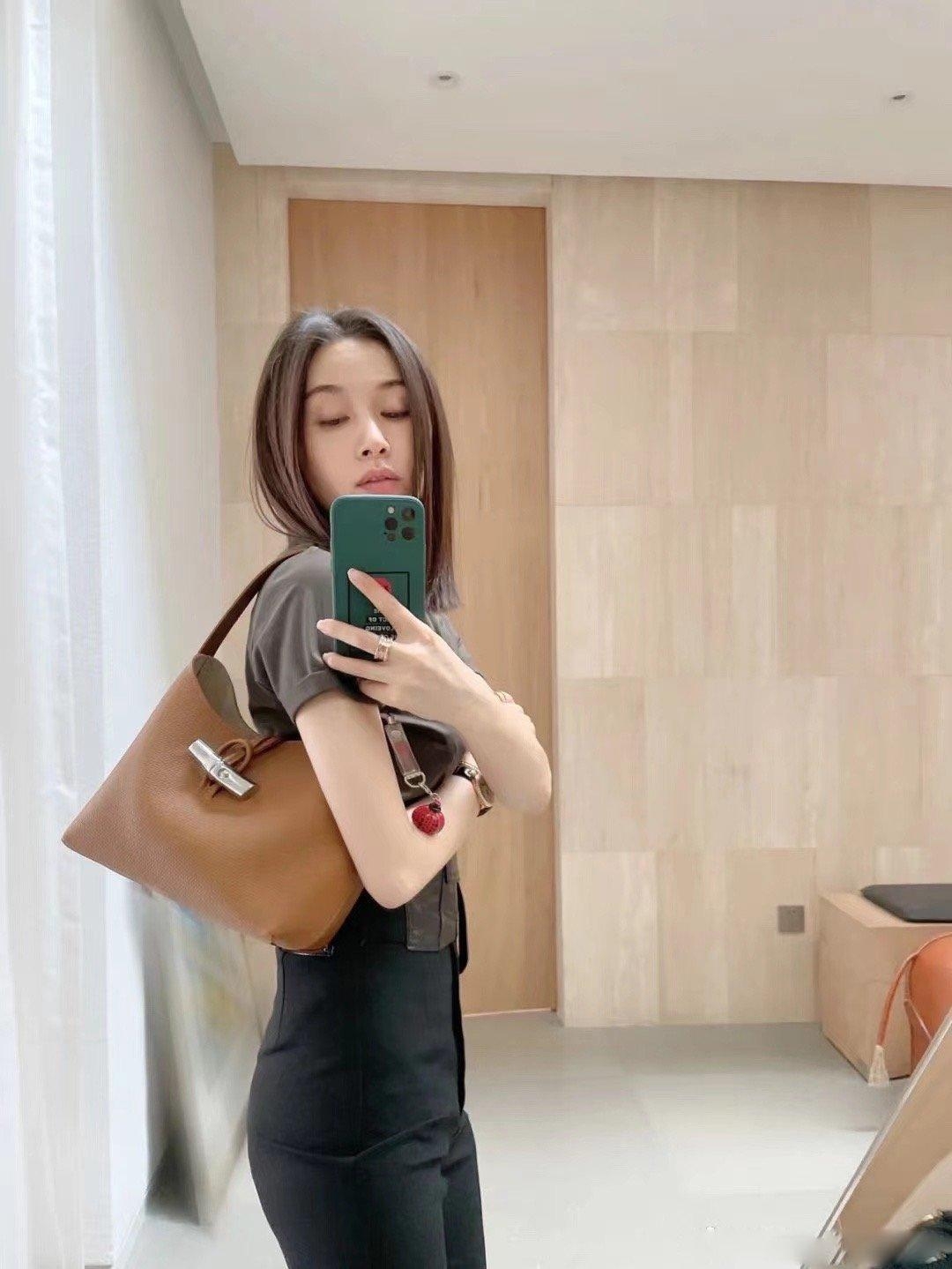 LONGCHAMP ROSEAU Hobo bag กระเป๋าสะพายไหล่ขนาดเล็ก วัสดุหนังวัว อะไหล่เงิน เป็นการผสมผสานสไตล์ที่เรียบง่าย Roseau อันเป็นสัญลักษณ์ใหม่ทั้งหมด เรียบง่าย สะดวกใช้ ประดับด้วยเข็มกลัดไม้ไผ่อันเป็นสัญลักษณ์ของแบรนด์ เรียบหรู แต่ดูดี ในแบบฉบับของ Longchamp ห้าม