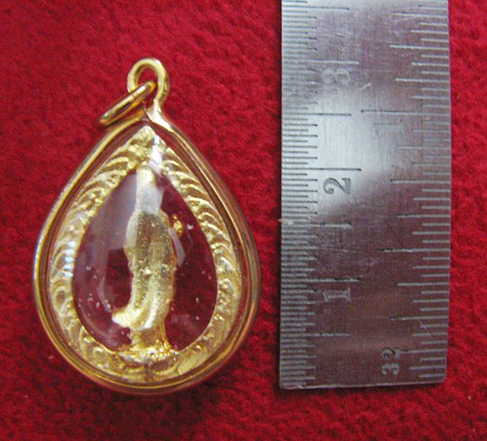 สินค้าหมดค่ะ จี้เจ้าแม่กวนอิมปางยืนประทานพรถือดอกบัวและคนโทน้ำทิพย์ทรงหยดน้ำเนื้อทองพ่นทรายล้อมเพชรเลี่ยมทองไมครอนค่ะ