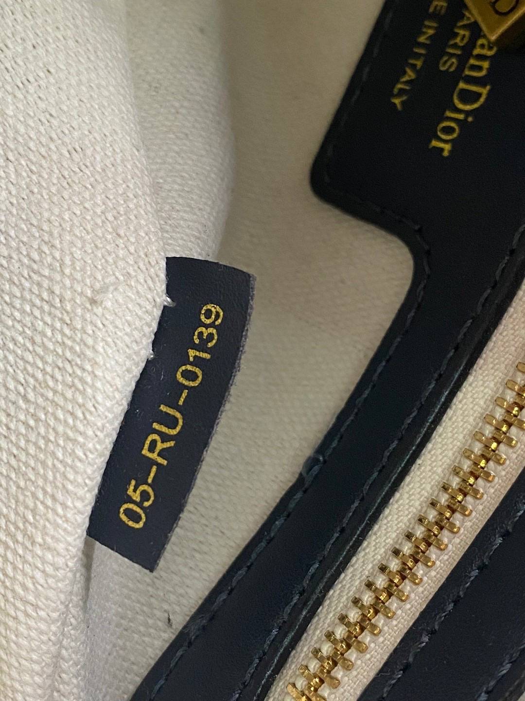 ORI หนังแท้ | DIOR Saddle bag with shoulder strap Oblique jacquard fabric in blue กระเป๋าถือ/สะพายทรงอานม้า รุ่นยอดนิยมที่มีเอกลักษณ์สวยงามเหนือกาลเวลา งานผ้าแจ็คการ์ด ลูกเล่นห้อยด้วยตัวอักษร D ตรงหูหิ้วมีกิมมิค CD สวยหรูดูแพง