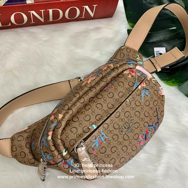 GUESS G LOGO FANNY PACK BELT BAG พร้อมส่ง รุ่นแนะนำเลยค๊าา❤️ กระเป๋าคาดเอว//คาดอก ได้ วัสดุ pvc อย่างดี หนังนิ่มดีมากค่ะ ตัวกระเป๋าออกแบบลาย G ทั้งใบ ผสมลาย multi floral เข้ามาได้สวยงามน่าใช้มากๆค่ะ ด้านหน้ามีโลโก้แบรนด์ และช่องซิปเล็กสำหรับใส่ของจ
