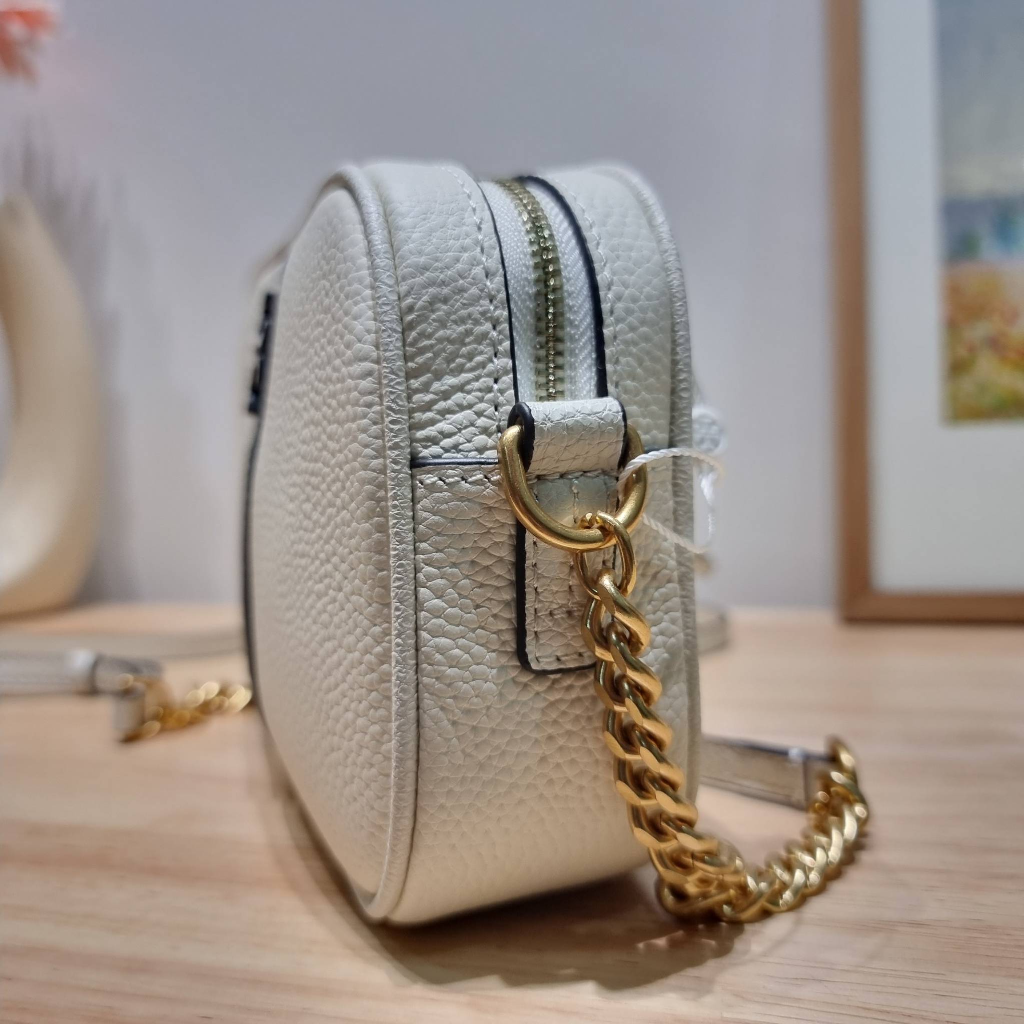 TORY BURCH MCGRAW CAMERA BAG ใหม่จากคอลเลคชั่นสุดคลาสสิค กับกระเป๋าสะพายข้าง ทรงกล่องไซส์กะทัดรัด น้ำหนักเบา ใช้งานง่ายด้วยซิปรูดเปิดปิด แมทช์ได้กับทุกสไตล์การแต่งตัว