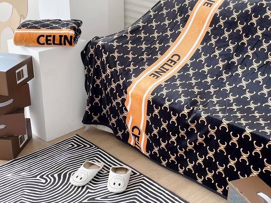 VIP GIFT 】Best Gift! Celine Blanket พร้อมส่งไอเท็มแนะนำ ผ้าห่มนุ่มนิ่ม ขนปุยๆๆ สบายผิวมาก เนื้อผ้านิ่มฟูนุ่มใช้ได้ทุกโอกาส ขนาดกำลังดี พกพาสะดวก สามารถพกไว้ใช้ในรถ ใช้ในออฟฟิศได้ จะซื้อใช้เองหรือมอบเป็นของขวัญก็ดูดีพร้อมส่งที่ไทย ราคาสุดคุ้มไม่ต้องรอพรีฯ 