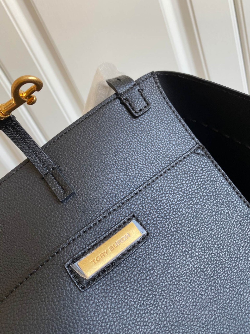 ของแท้ 💯% TORY BURCH MCGRAW LEATHER TOTE BAG กระเป๋าสะพายไหล่ทรงช้อปปิ้งใบใหญ่ สีดำสุดคลาสิค ตัวกระเป๋า วัสดุหนังแท้ ด้านหน้าปั้มทองโลโก้แบรนด์ ภายในช่องหลัก โล่งกว้าง มีช่องใส่ของย่อยอีกช่อง ใส่สมุดโน้ต ไอแพด หรือเสื้อผ้าสัก2-3ชุดได้สบายค่ะ