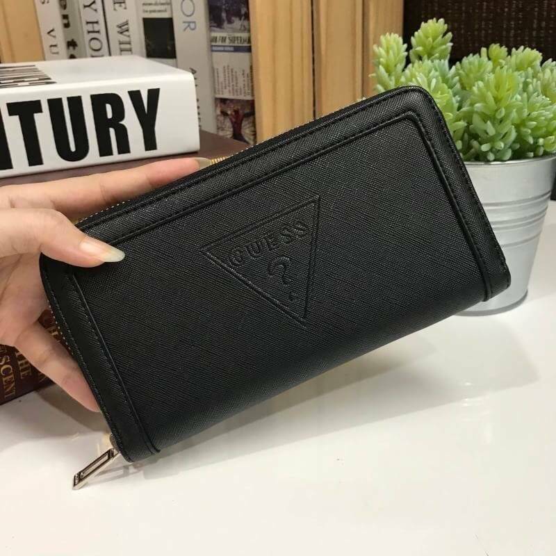 GUESS FACTORY LONG WALLET กระเป๋าสตางค์ใบยาวซิปรอบหนัง Saffiano สวยอยู่ทรงสไตล์ PRADA ด้านหน้ามีโลโก้แบรนด์สวยน่าใช้ เปิดปิดด้วยซิปรอบหัวซิปแบรนด์ ภายในมีช่องซิป ช่องใส่ธนบัตรและช่องใส่บัตรหลายช่อง สวยน่าใช้ทุกสี ภาพถ่ายจากสินค้าจริงพร้อมส่งที่ไทยราคาดีห้