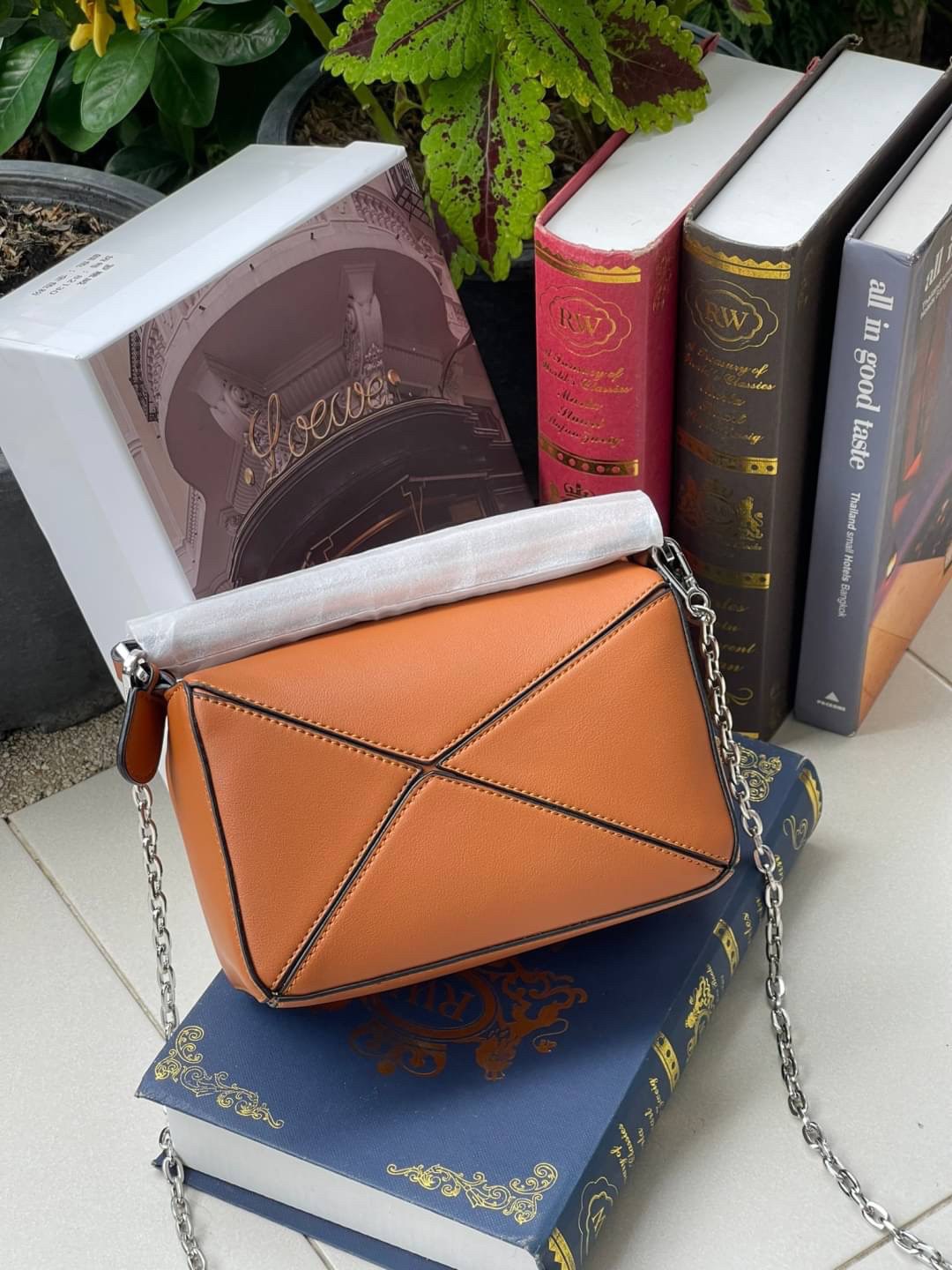 Loewe Nano Puzzle bag in classic โลเอเว่ (LOEWE) อีกหนึ่งกระเป๋าแบรนด์ดังจากสเปน ภายใต้คอลเลคชั่นใหม่อันร่วมสมัยของแบรนด์ มีความเป็นคลาสสิคและโมเดิร์นทันสมัย กระเป๋าที่มาในรูปแบบสี่เหลี่ยมผืนผ้า ที่สามารถใช้งานได้ทั้งแบบหูหิ้ว และแบบ Crossbody ด้านในมีช่อ