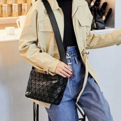 BAO BAO ISSEY MIYAKE Crystal Shoulder Bag งานดีไซน์ที่ดูเรียบง่ายทั้งรูปแบบการใช้งาน มีช่องเปิดปิดแบบซิปเพื่อให้คุณพกพาของมีค่าได้อย่างสบายใจป้องกันสิ่งของตกหล่น