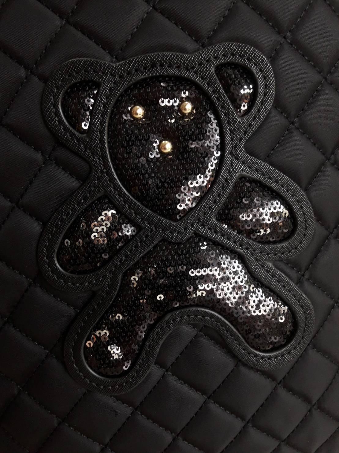 งานขายดีคะ ♡♡ กระเป๋าสะพาย/ทรง TOTE Bag จากแบรนด์ PRADA ตัวกระเป๋าเป็น nylon ทั้งใบ เป็นลายตารางขวางทั้งสองฝั่ง มีสายยาวสะพายได้ ด้านหน้าเป็นลายหมี ปักกลิ้ตเตอร์ อะไหล่ทองหรูมาก จุของคุ้ม ใส่หนังสือ หรือ MacBook ใส่Ipad tablet ได้หมดระ สวยคุ