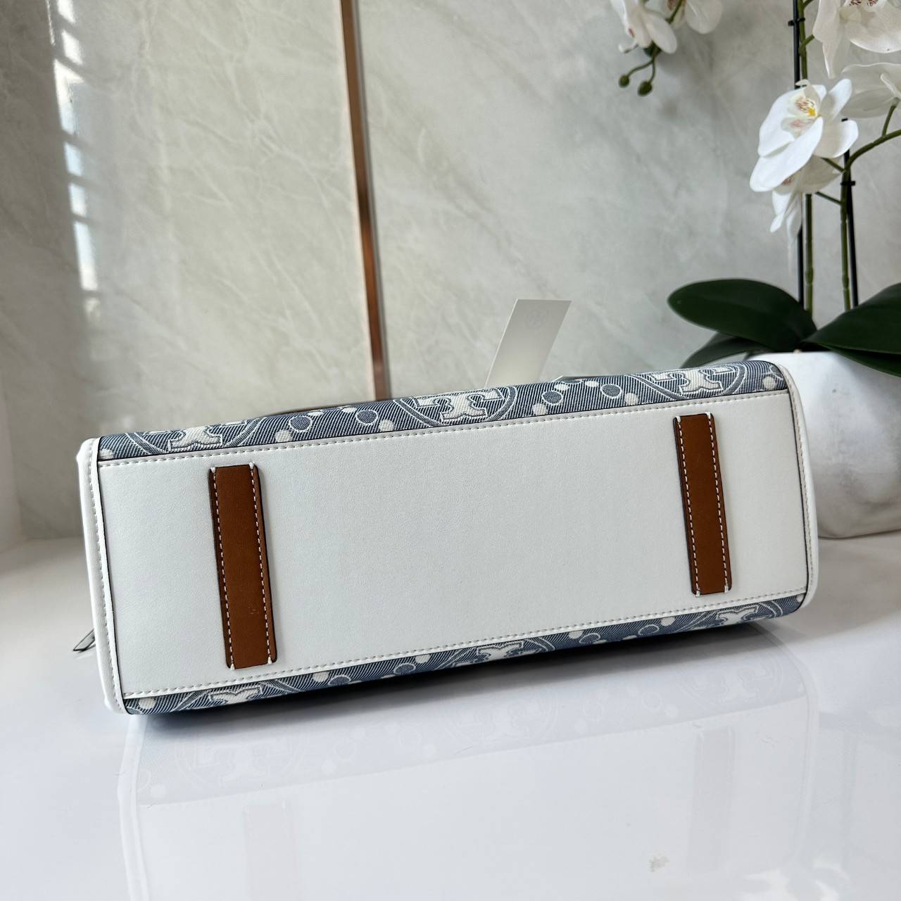 Tory Burch Small T Monogram Denim Tote / Tory Burch Demim Jacquard Small Tote คอลเลคชั่นใหม่ กระเป๋าทรงโท้ท ทรงสี่เหลี่ยมใบใหญ่ วัสดุผ้าเดนิมสลับหนังแท้ ภายในช่องโล่งกว้างจุได้เยอะ