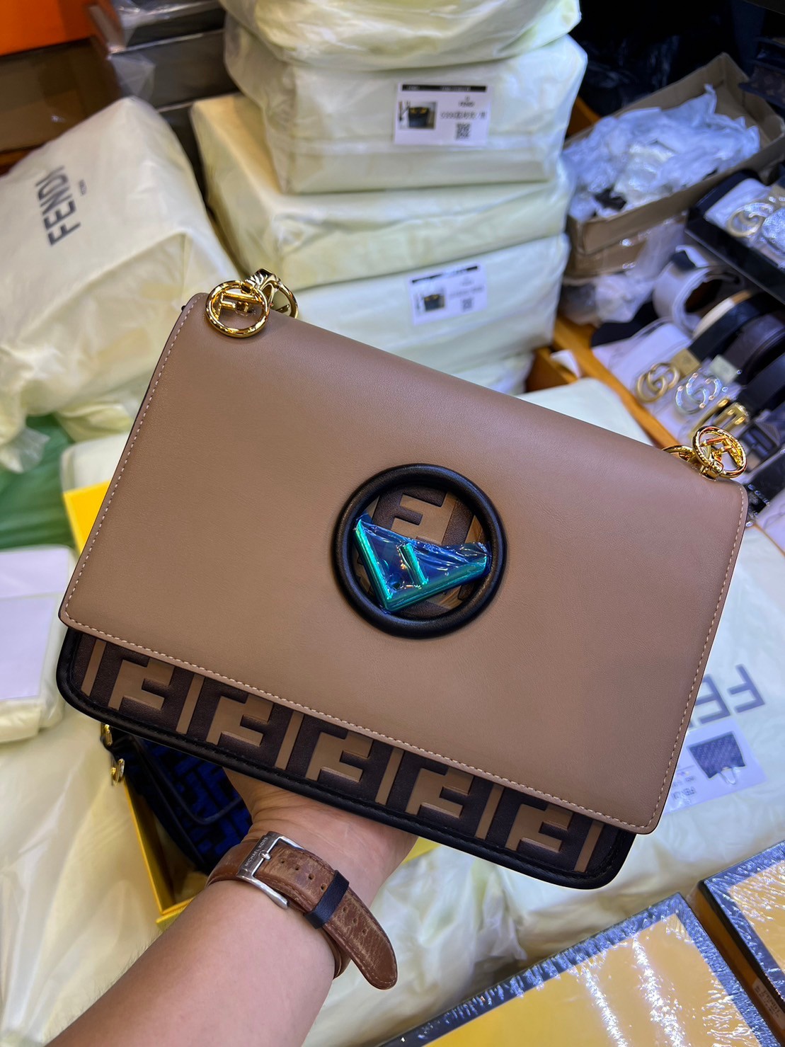 FENDI KAN leather bag เกรดออริจินอล ด้วยสีและลวดลายคลาสสิกตามแบบแบรนด์ เข้าได้กับสาวๆ ทุกสไตล์ บ่งบอกความเป็น FF ได้อย่างสมบูรณ์แบบ โทนสีแมตช์กับเสื้อผ้าได้ง่าย เสริมลุคสาวมั่นก็ลงตัว หรือเปลี่ยนมาติดสายสะพายยาวเพื่อสะพายคาดลำตัวก็ได้ความชิลและคล่องตัวไปอ