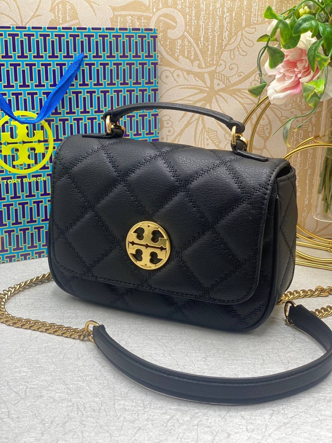 Tory Burch Willa Mini Top Handle Bag พร้อมส่งที่ไทย ใบจริงคือสวยสุดดไปเลยค่าา! กระเป๋าสะพายข้างหรือหิ้วก็เก๋ไปอีกเลยค่ะ! หนังอย่างดี ลายนวมนิ่มมือดีมากค่ะ ด้านหน้ามีอะไหล่โลโก้แบรนด์