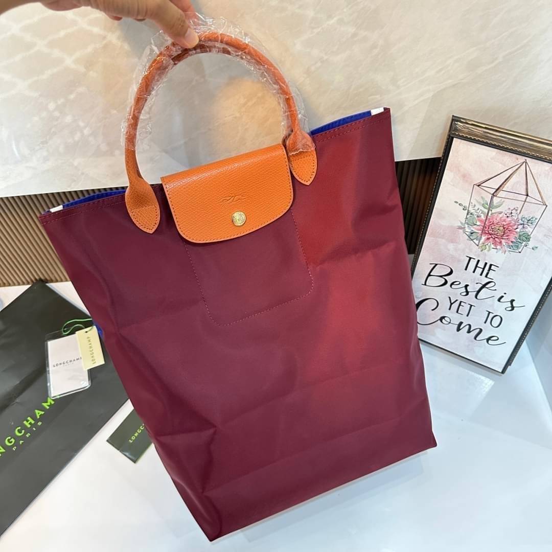 LONGCHAMP LE PLIAGE RE-PLAY TOP HANDLE BAG สินค้ารุ่นลิมิเต็ด collection สุดปัง ซื้อใบเดียวเหมือนได้2 ใบ กระเป๋าสะพายแนวตั้งที่กว้างขวาง มีเอกลักษณ์เฉพาะตัวแต่มีดีไซน์ที่น่าดึงดูด