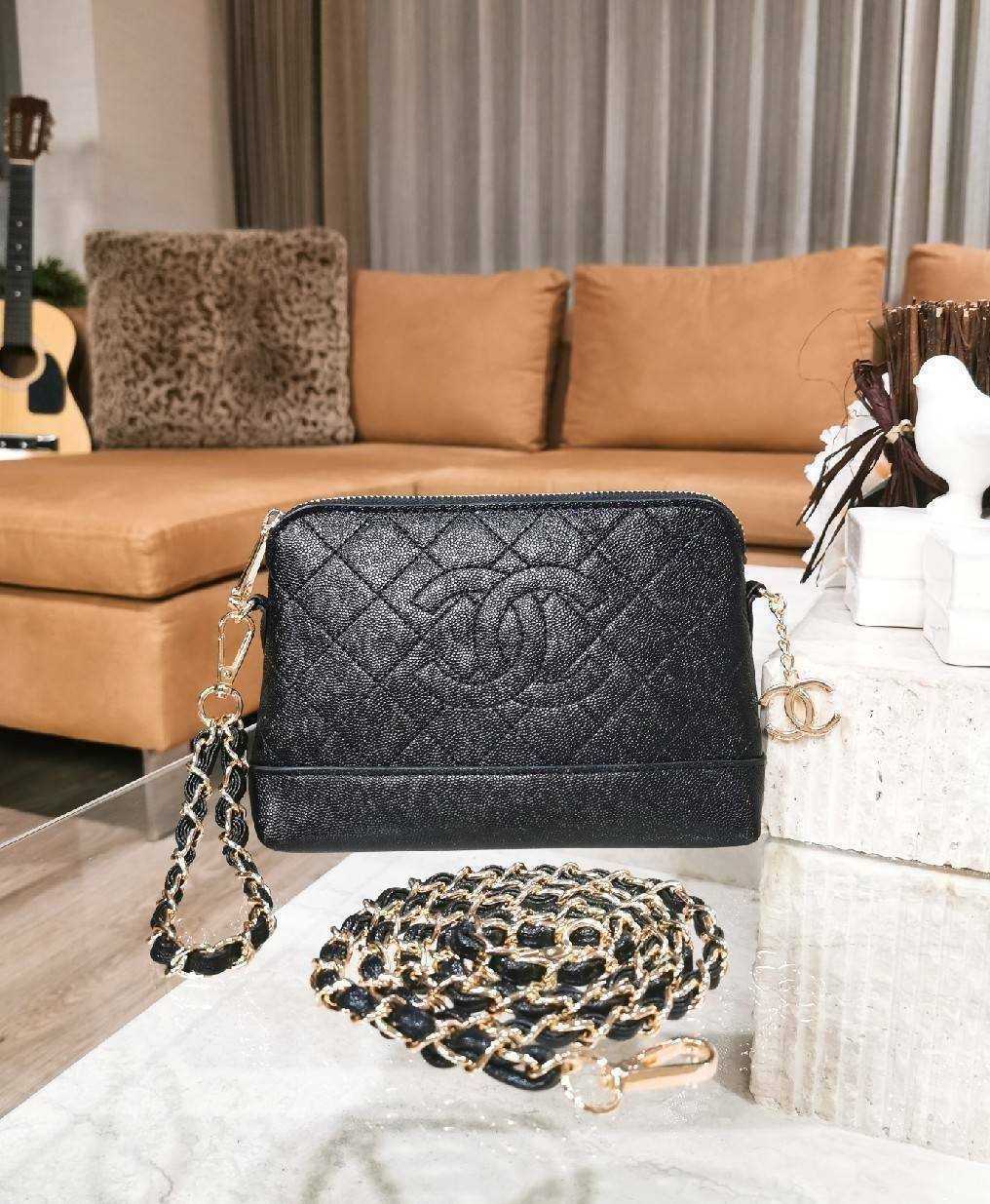 CHANEL Caviar Wristlet Crossbody Bag / Chanel Shoulder Bag With Chain กระเป๋าหนังลายเวียร์ปั๊มโลโก้แบรนด์ด้านหน้าสวยหรูดูแพง มาพร้อมจี้โลโก้แบรนด์ห้อยสีทองเก๋ๆน่ารัก