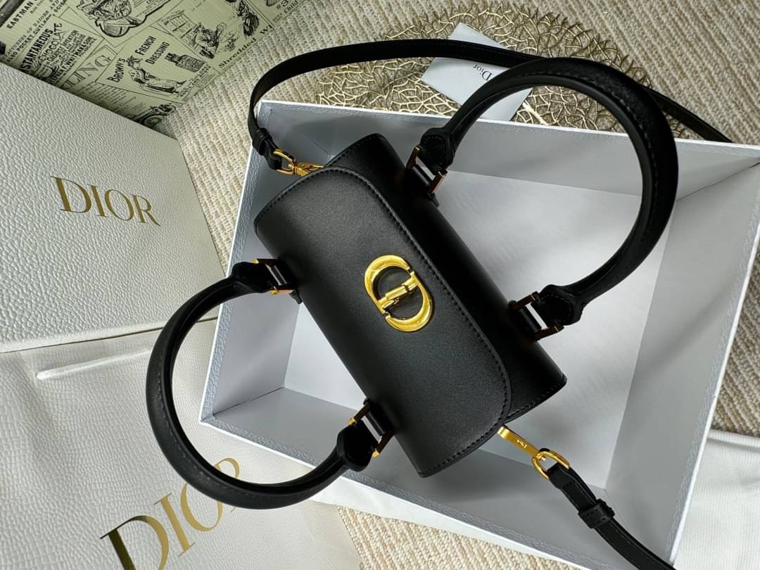 DIOR SMALL BOSTON BAG White Box Calfskin / DIOR Box Bag พร้อมส่ง กระเป๋าสะพายทรงกล่อง New for Winter 2023 คอลผู้ดี สวยหรู ตอบโจทย์และแมทช์ได้กับทุกลุคทุกสไตล์