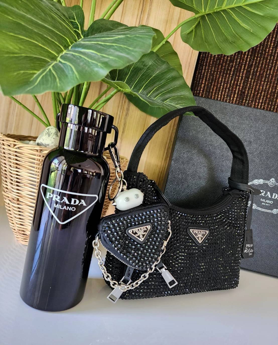 เซทสุดคุ้ม! ซื้อ1ได้ถึง3 PRADA CRYSTALS BAG WITH KEYCHAIN AND VACUUM BOTTLE VIP สวยหรูดูดี items นี้คุ้มมากๆได้ถึง3อย่างทั้งกระเป๋าสะพาย+พวงกุญแจ+กระบอกน้ำครบชุดไอเท็มแนะนำน่าใช้น่าสะสม
