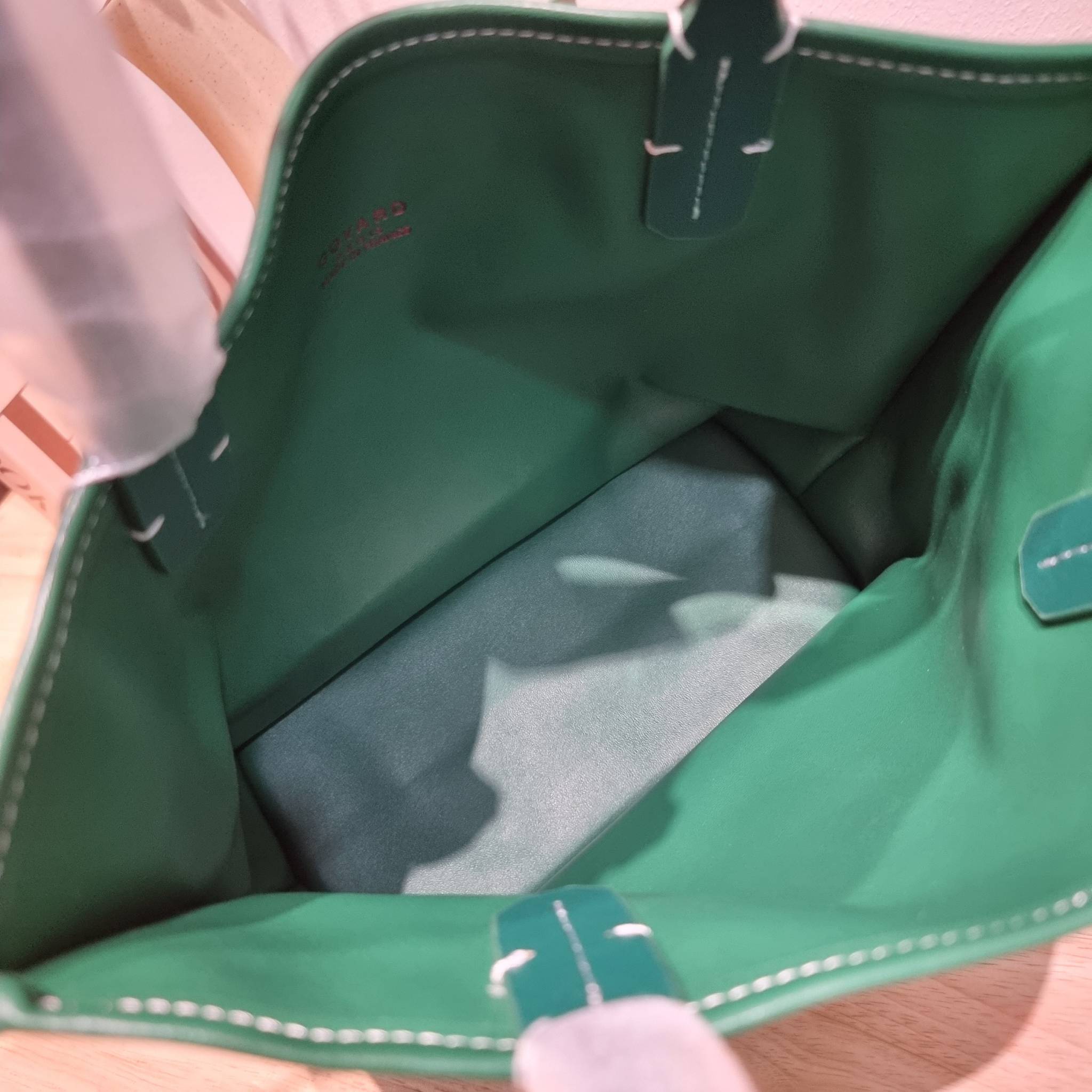 GOYARD MINI ANJOU REVERSIBLE TOTE ฮอตไอเท็ม กับกระเป๋าสะพายทรงโท้ท ไซส์มินิ กะทัดรัดมาก มาครบสีขายดี เลิศทุกสี รูปทรงคลาสสิค ดีไซน์เป็นเอกลักษณ์ ใช้งานได้หลากหลาย สามารถกลับด้านใช้ได้แบบไม่มีเบื่อ