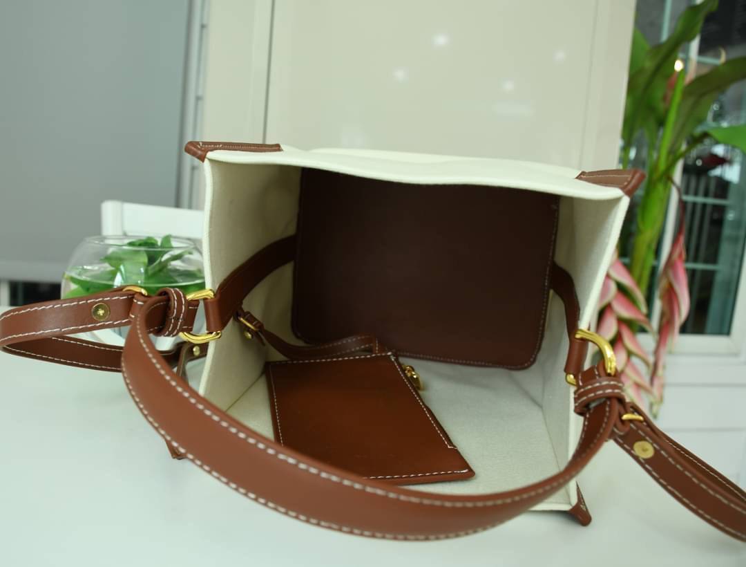 พรีเมี่ยมกิ๊ฟแท้ 100% 】Burberry canvas Bucket Bag Vip Gift with Purchase กระเป๋าถือหรือสะพายข้าง วัสดุ canvas อยู่ทรง ภายในโล่ง จุของได้เยอะ