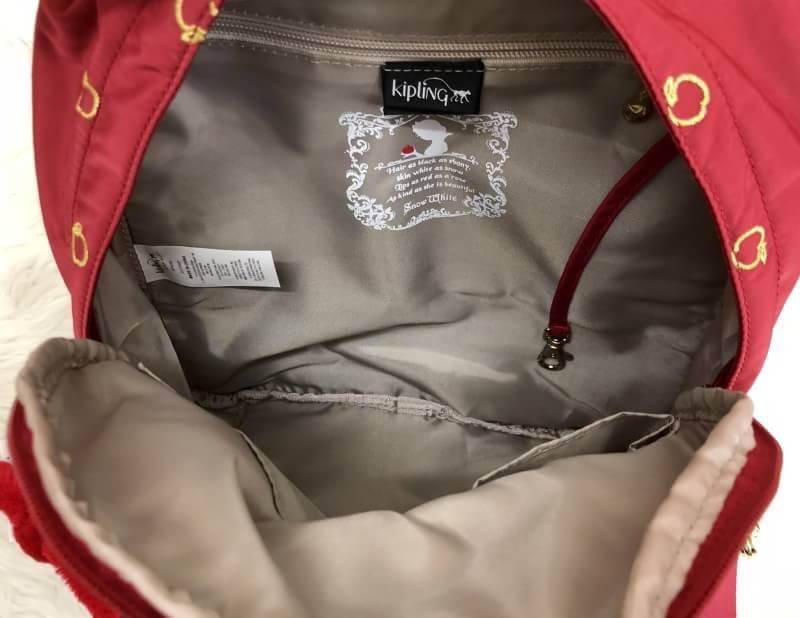 Kipling Disney’s Snow White Paola Satin S (Factory oem HK) กระเป๋าเป้รุ่นใหม่ วัสดุ nylon คุณภาพดี ช่องซิปด้านหน้า มี กระเป๋าลาย apple ปักรูปสโนว์ไวท์อถือแอปเปิ้ลสวย ช่องซิปหน้ากว้าง ใส่สัมภาระได้จุ เปิดปิดกระเป๋าช่องหลัก แบบซิปคู่ อะไหล่อย่างดี ภายในโล่ง