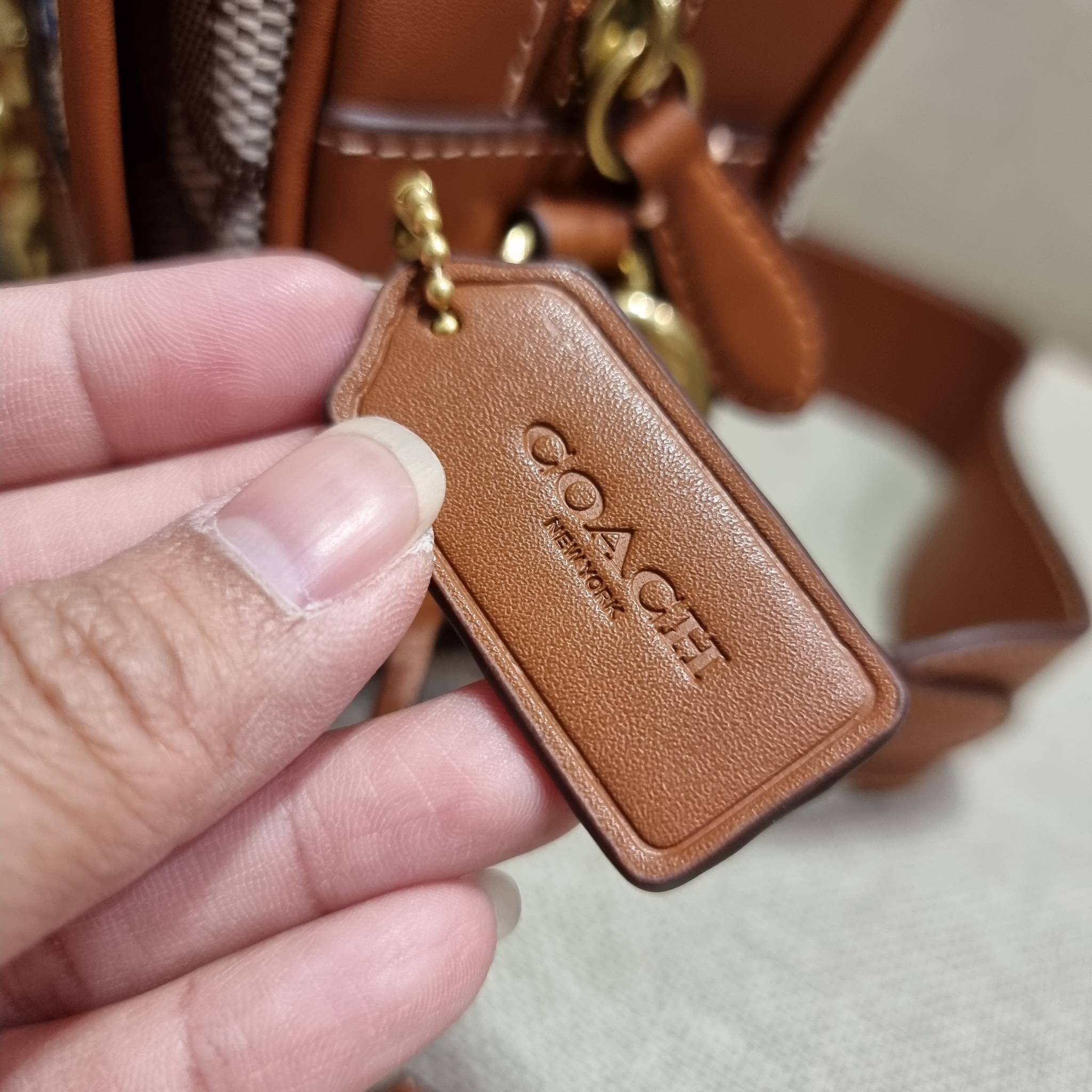 COACH C7764 STUDIO CAMERA BAG 19 IN SIGNATURE TEXTILE JACQUARD WITH CREATURES น้องเล็กใหม่สุดอีกหนึ่ง!! ขนาดเล็กกะทัดรัด มาแบบเลิศๆหรูๆมากแม่ พร้อมเทกเจอร์สุดคิ้วท์!! กระเป๋าสะพายข้างลุคไฮน์ ที่ดีไซน์ออกมาได้ปัง และดูแพงมากๆ ด้วยดีเทลคลาสสิคผสานความเป็นเอ