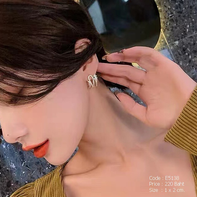 ต่างหูงูสีทองฝังเพชร ตาคริสตัลสีเขียว