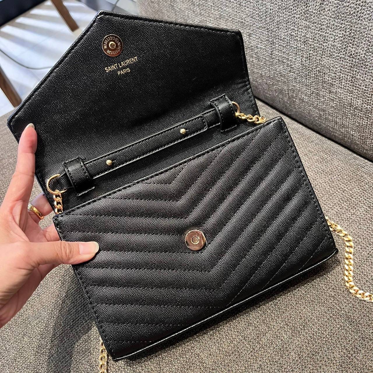 ไม่เคยผิดหวังจริงๆ!! กับรุ่นที่สาวๆรู้กัน Yves Saint laurent clutch bag with chain กระเป๋าสะพายทรง woc สุดฮอต ดีไซน์เรียบหรู โดดเด่นด้วยโลโก้ด้านหน้า เพิ่มดีเทลความผู้ดี วัสดุหนัง pepble ทนทาน ใช้งานง่ายเพียงแค่เปิด-ปิดด้วยกระดุมแม่เหล็ก ภายในแบ่งสัดส่วนไ