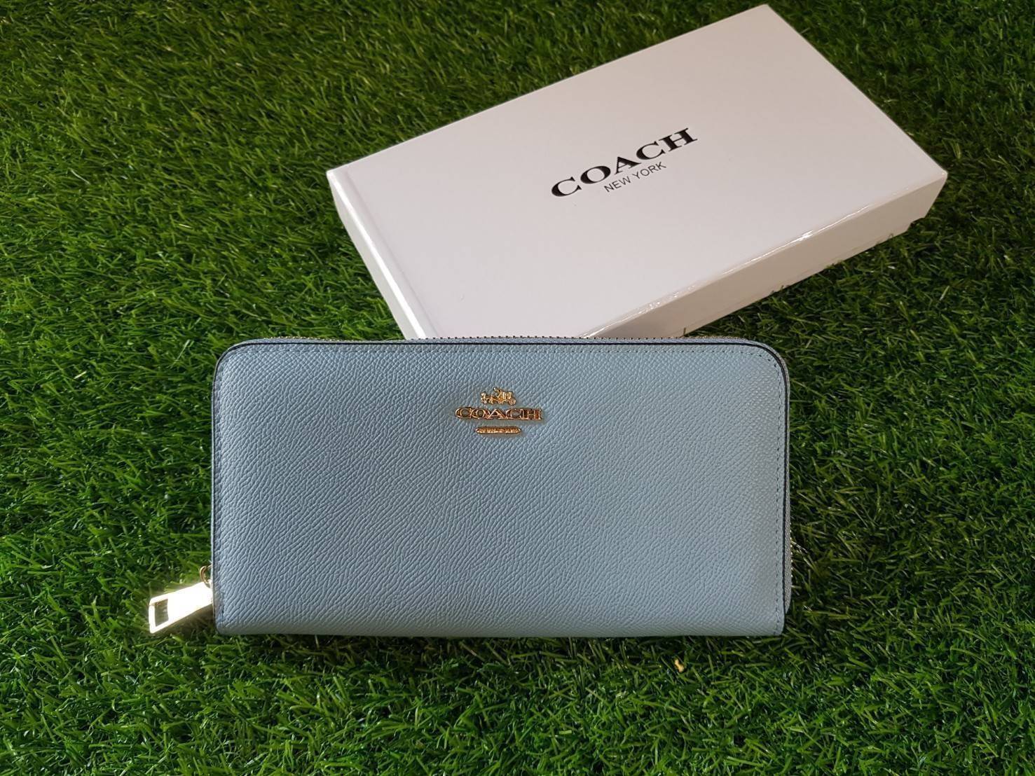 Coach longvwallet กระเป๋าสตางค์ใบยาวซิปรอบ ด้านหน้าตประดับโลโก้แบรนด์ อะไหล่ทอง ซิปแบรนด์ปั๊ม ภายในมีช่องใส่บัตร 1 2ช่อง และช่องใส่ธนบัตร 3 ช่อง มีช่องซิปกลางใส่เหรียญค่ะ