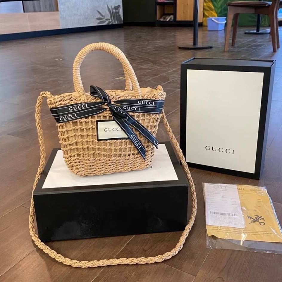 VIP 】กระเป๋าสานมาใหม่Gucci พร้อมสายถักและหูจับ โลโก้แบรนด์ และโบว์แบรนด์ สวยมากค่ะ ขนาด 7”