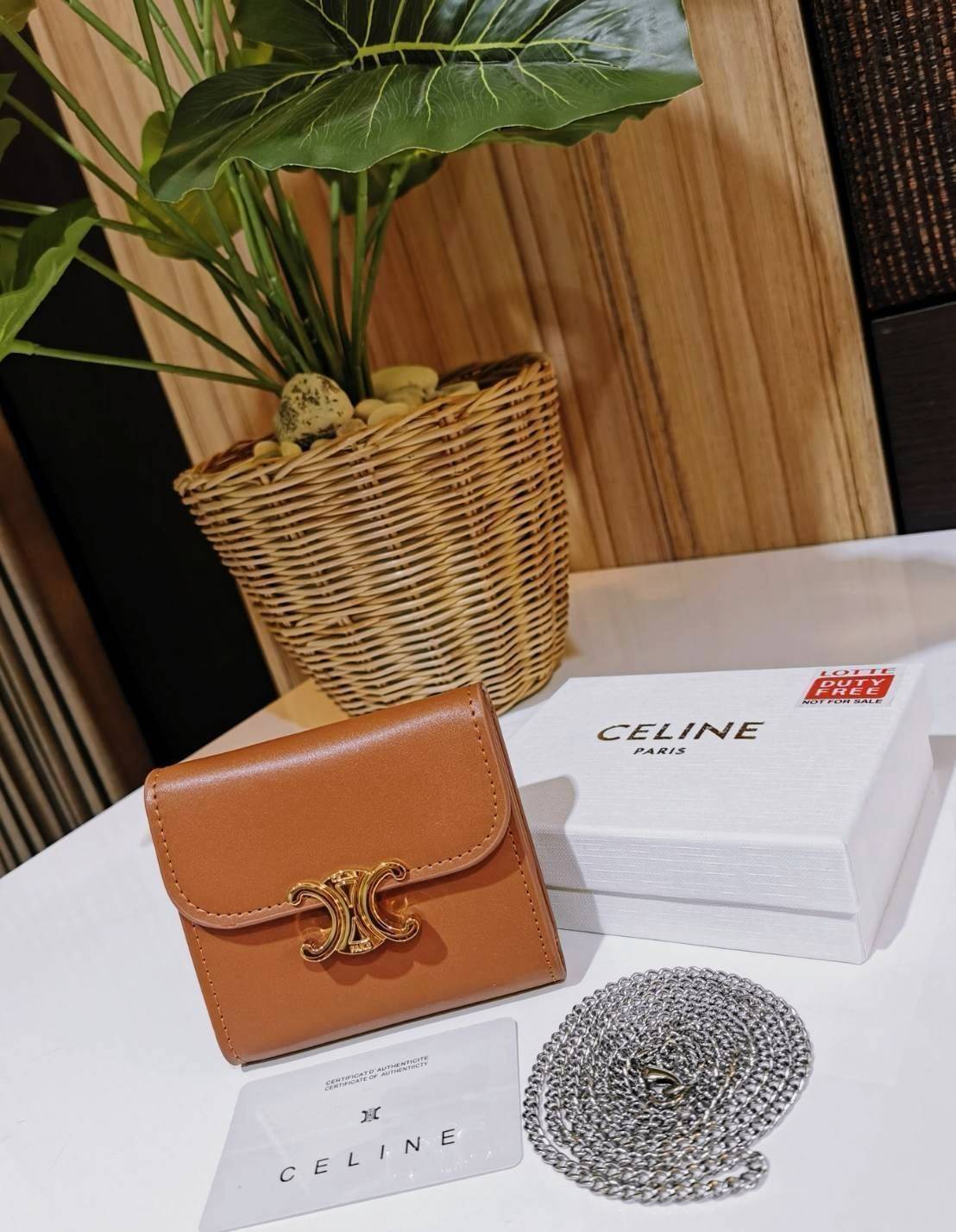 CELINE SHORT WALLET VIP กระเป๋าสตางค์ซีลีน หนังเรียบสวยอยู่ทรงมีโลโก้ด้านหน้าเปิดปิดด้วยฝาพับกระดุม ภายในมีช่องแบ่งหลายช่อง มีช่องใส่บัตรหลายช่อง ช่องใส่เหรียญ ช่องใส่ธนบัตร ใส่แบงก์พันได้เหมือนกระเป๋าสตางค์ยาวไอเท็มแนะนำ ล๊อตพิเศษ!! แถมสายโซ่สามารถสะพายไ