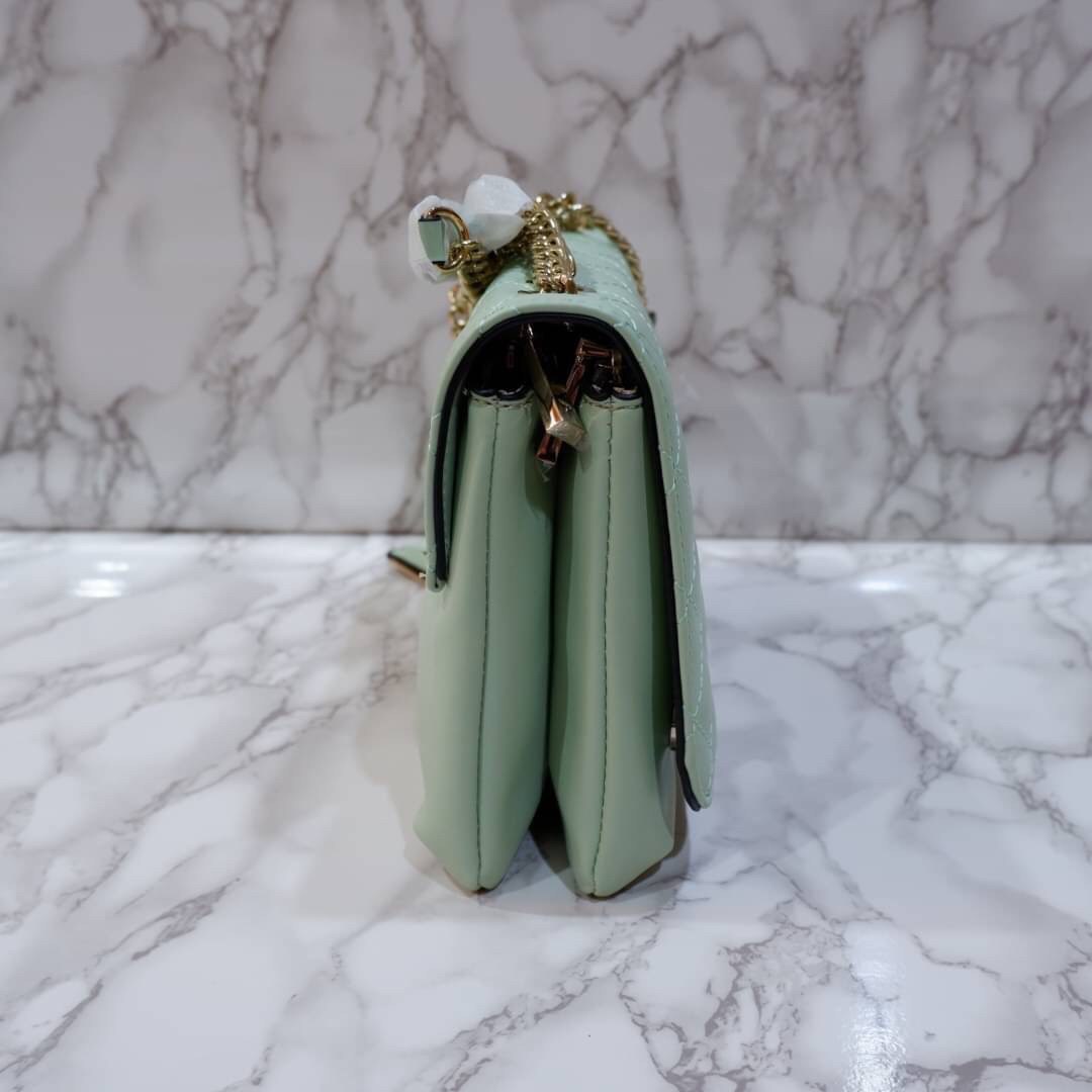 Guess elliana convertible flap over crossbody กระเป๋าสะพายจาก GUESS ดีไซน์กระเป๋าทรงทันสมัย ผลิตจากวัสดุคุณภาพดี ตัดเย็บอย่างพิถีพิถัน