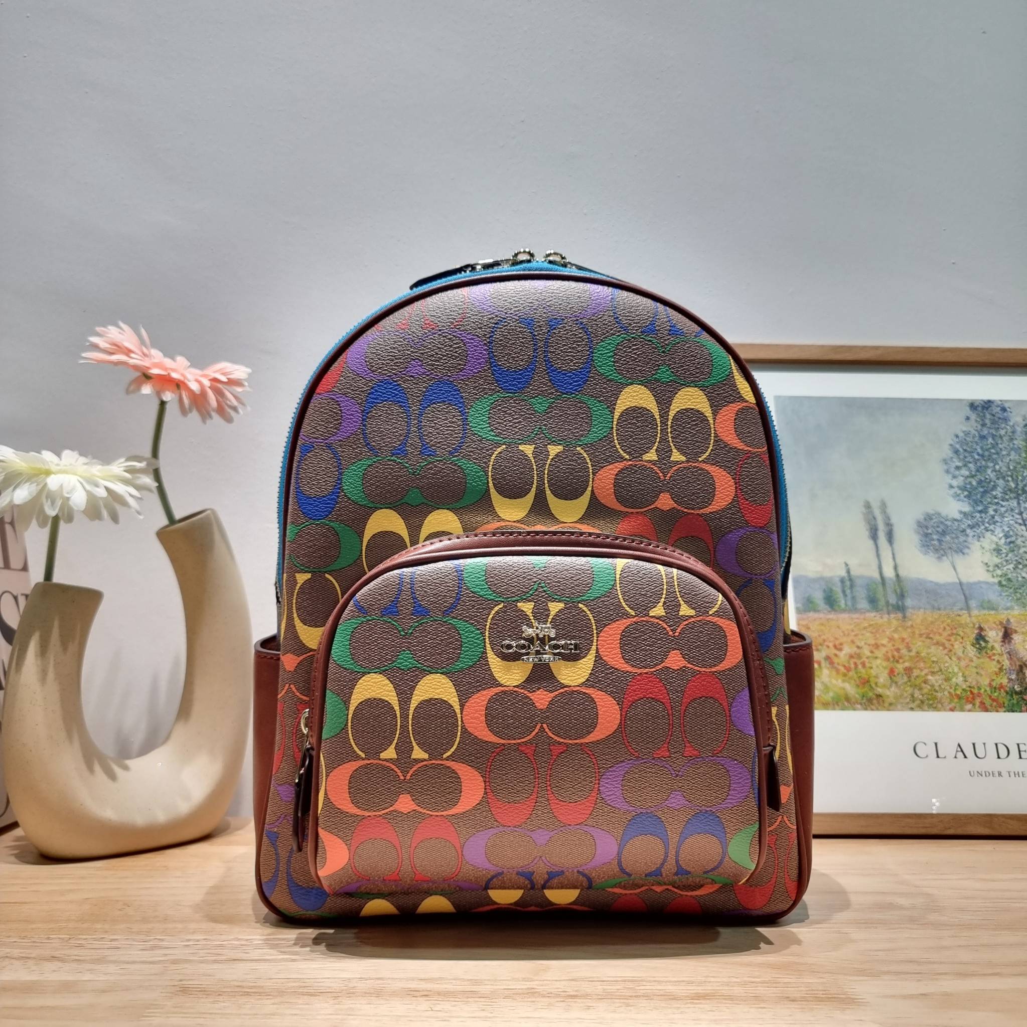Coach Court Backpack In Rainbow Signature Canvas CA140 กระเป๋าเป้ต้องมาแล้ว ช่วงส่งท้ายปี เทศกาลที่ใครๆก็ไปเที่ยว ใบนี้ตอบโจทย์แน่นอน โดดเด่นด้วยลวดลายสีรุ้ง วัสดุหนังแคนวาส มีช่องซิปให้เลือกใส่ได้มากมาย แย่งสัดส่วนไว้เป็นอย่างดี ด้านหลังบุนวมซอฟท์หลังเวล